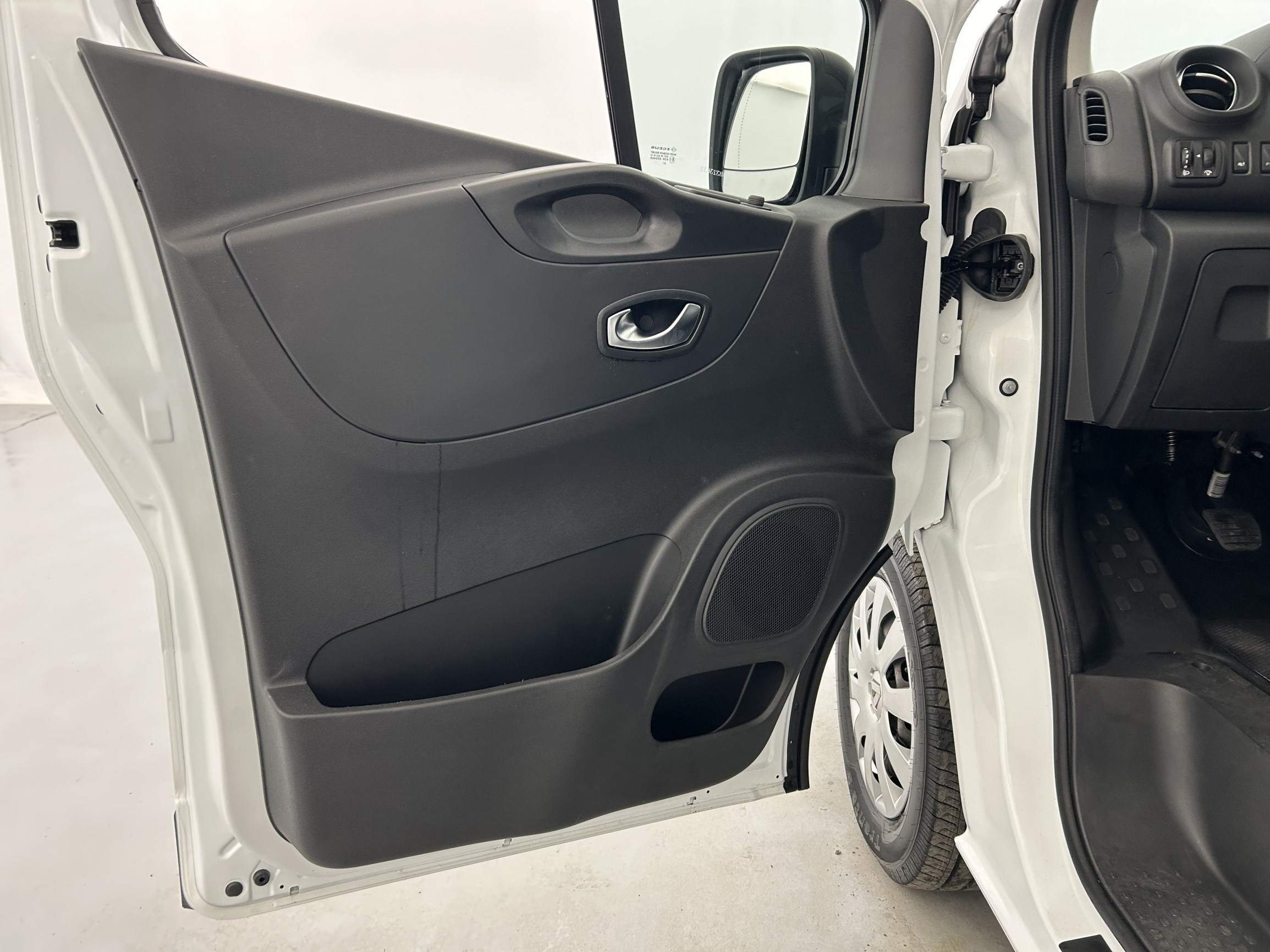 Vente en ligne Renault Trafic 3 Fourgon TRAFIC FGN L2H2 1200 KG DCI 145 ENERGY au prix de 23 870 €