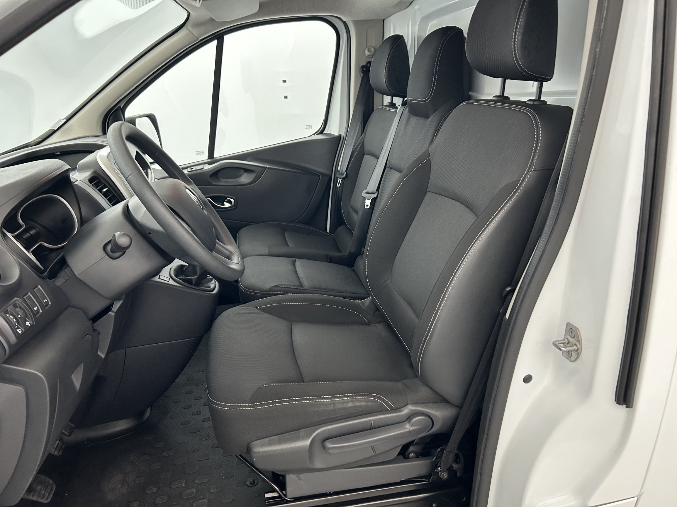 Vente en ligne Renault Trafic 3 Fourgon TRAFIC FGN L2H2 1200 KG DCI 145 ENERGY au prix de 23 870 €