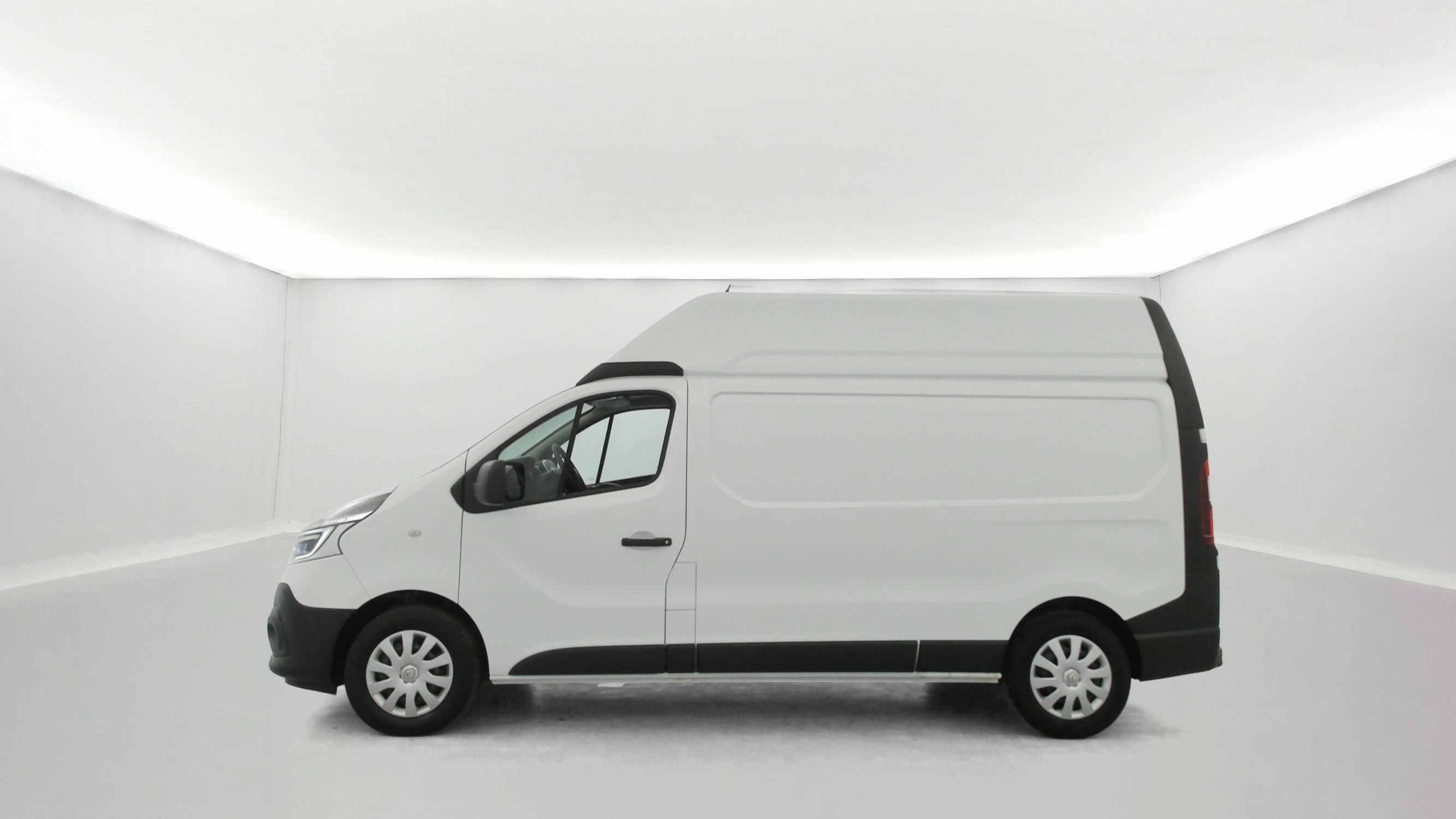 Vente en ligne Renault Trafic 3 Fourgon TRAFIC FGN L2H2 1200 KG DCI 145 ENERGY au prix de 23 870 €