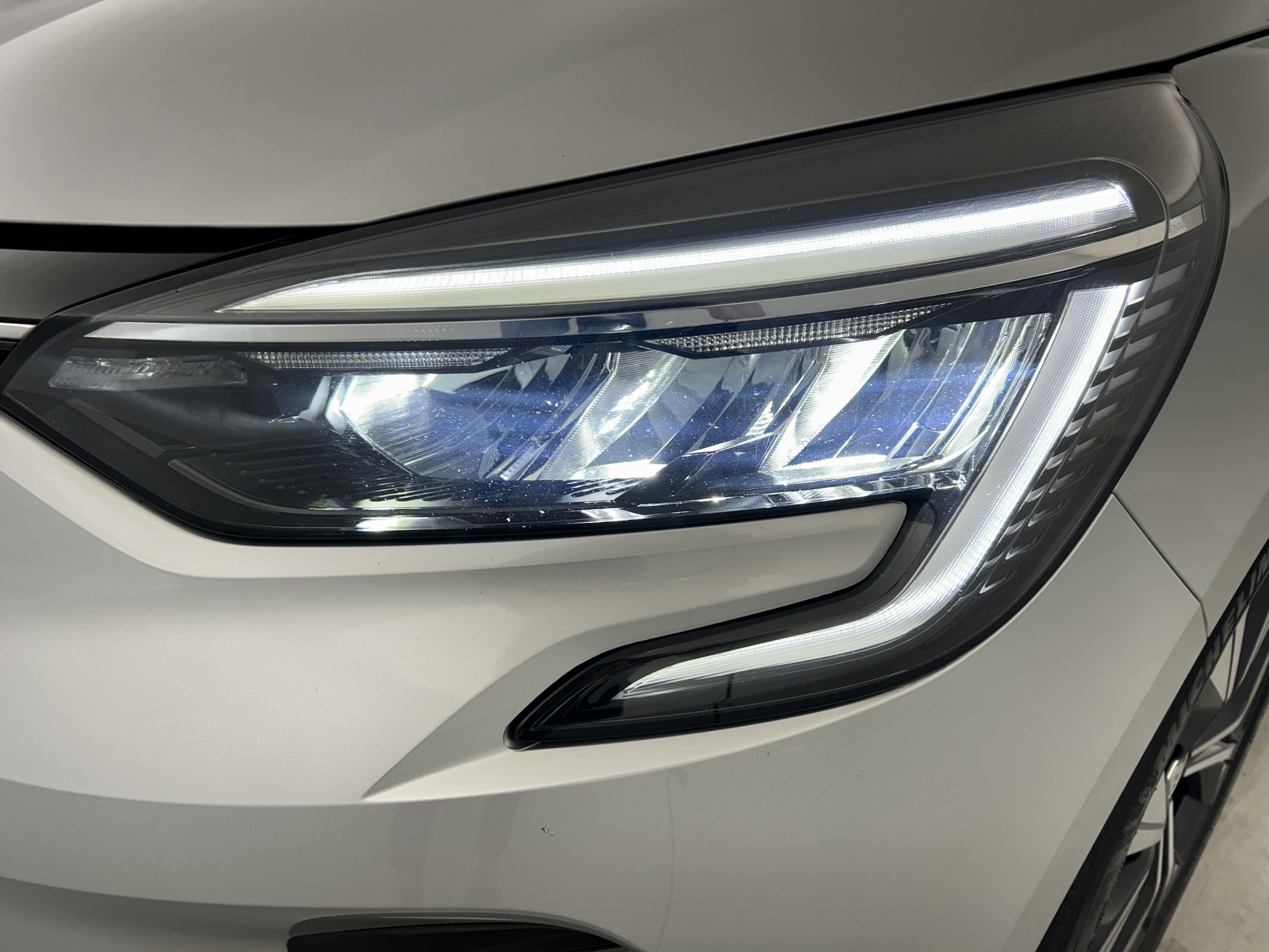 Vente en ligne Renault Clio 5 Clio E-Tech full hybrid 145 au prix de 15 970 €