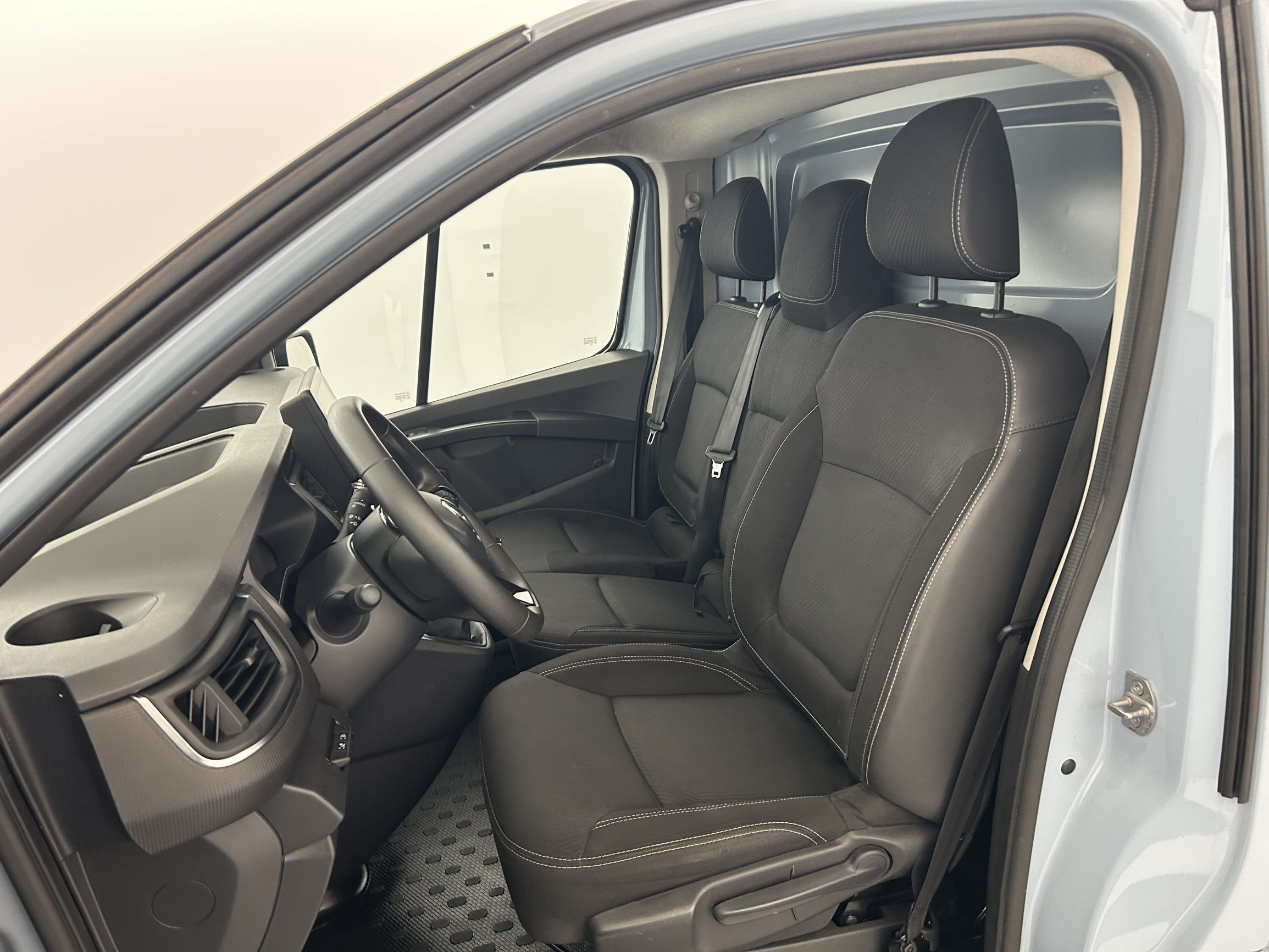 Vente en ligne Renault Trafic 3 Fourgon TRAFIC FGN L1H1 2800 KG BLUE DCI 150 au prix de 22 970 €