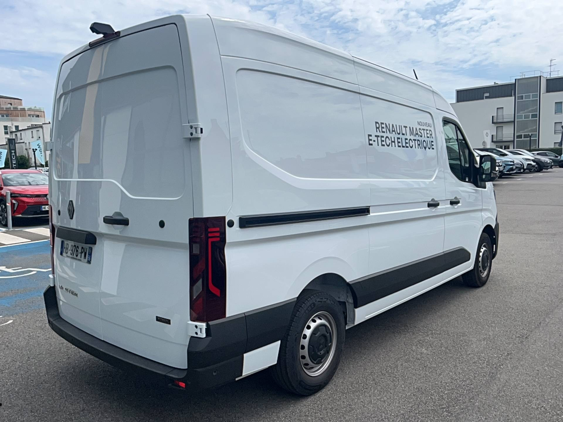 Vente en ligne Renault Master E-Tech MASTER ELECTRIQUE FGN L2H2 3T5 GRANDE AUTONOMIE au prix de 55 000 €