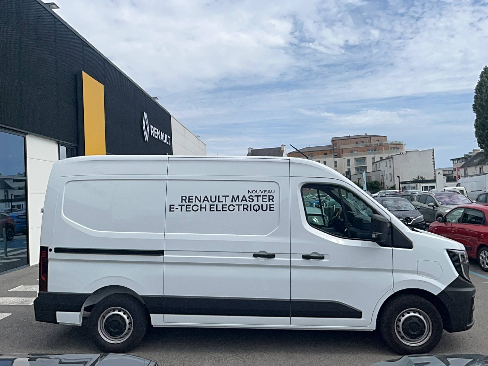 Vente en ligne Renault Master E-Tech MASTER ELECTRIQUE FGN L2H2 3T5 GRANDE AUTONOMIE au prix de 55 000 €