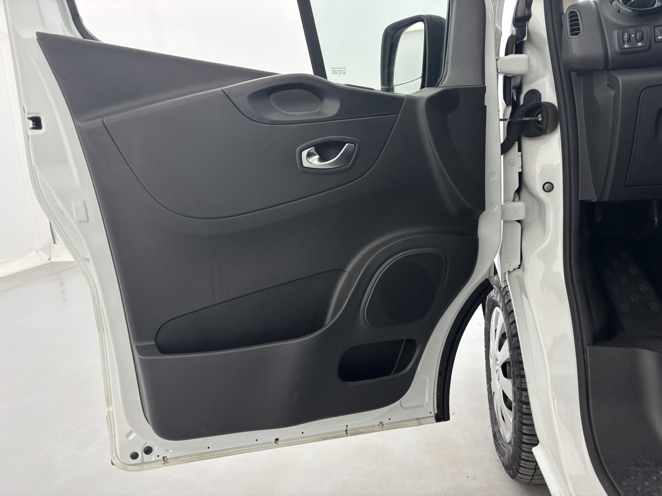 Vente en ligne Renault Trafic 3 Fourgon TRAFIC FGN L1H1 1200 KG DCI 120 au prix de 18 690 €