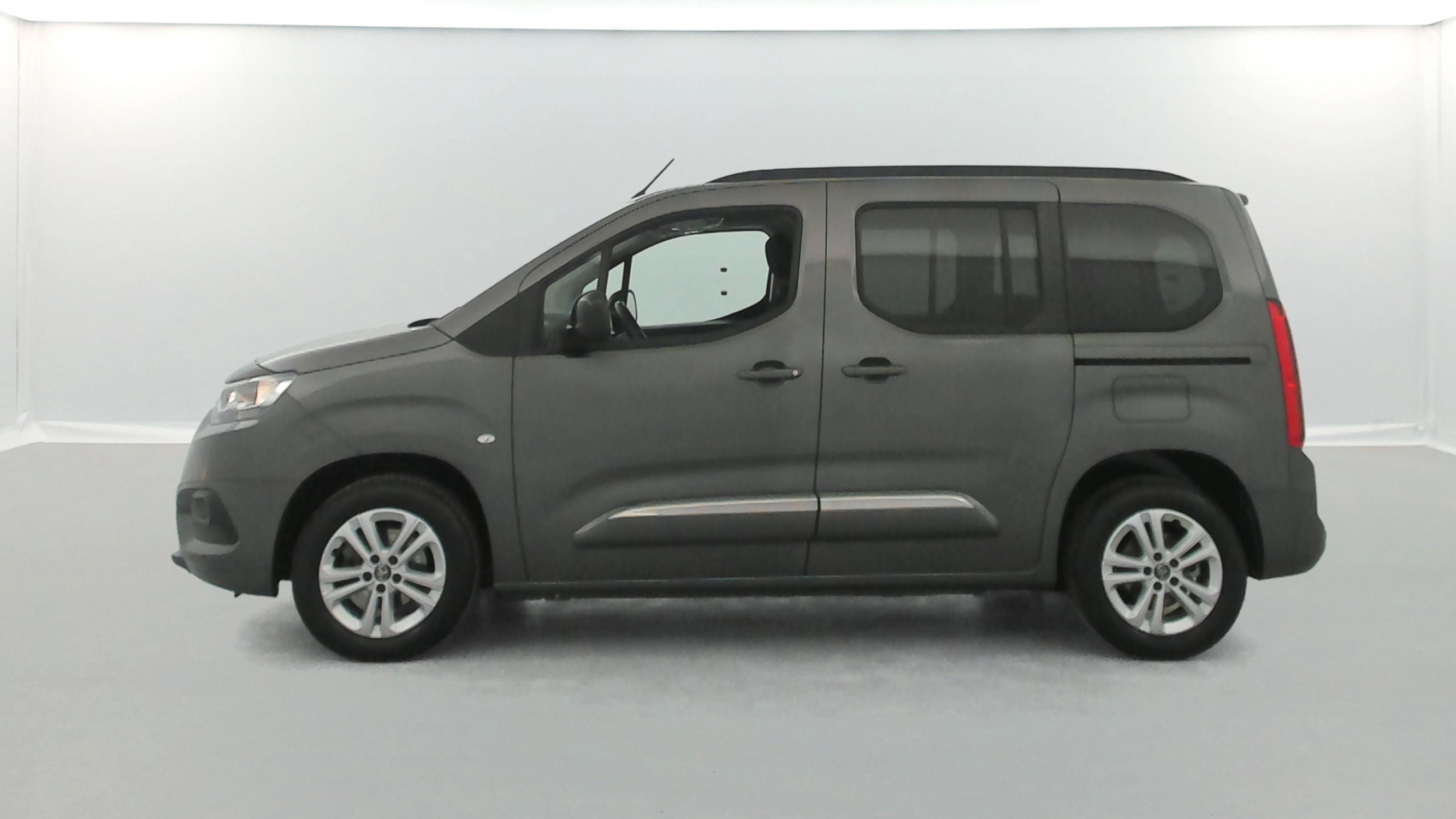 Vente en ligne Toyota Proace City Verso Proace City Verso Medium 1.2L 110 VVT-i BVM6 au prix de 22 390 €