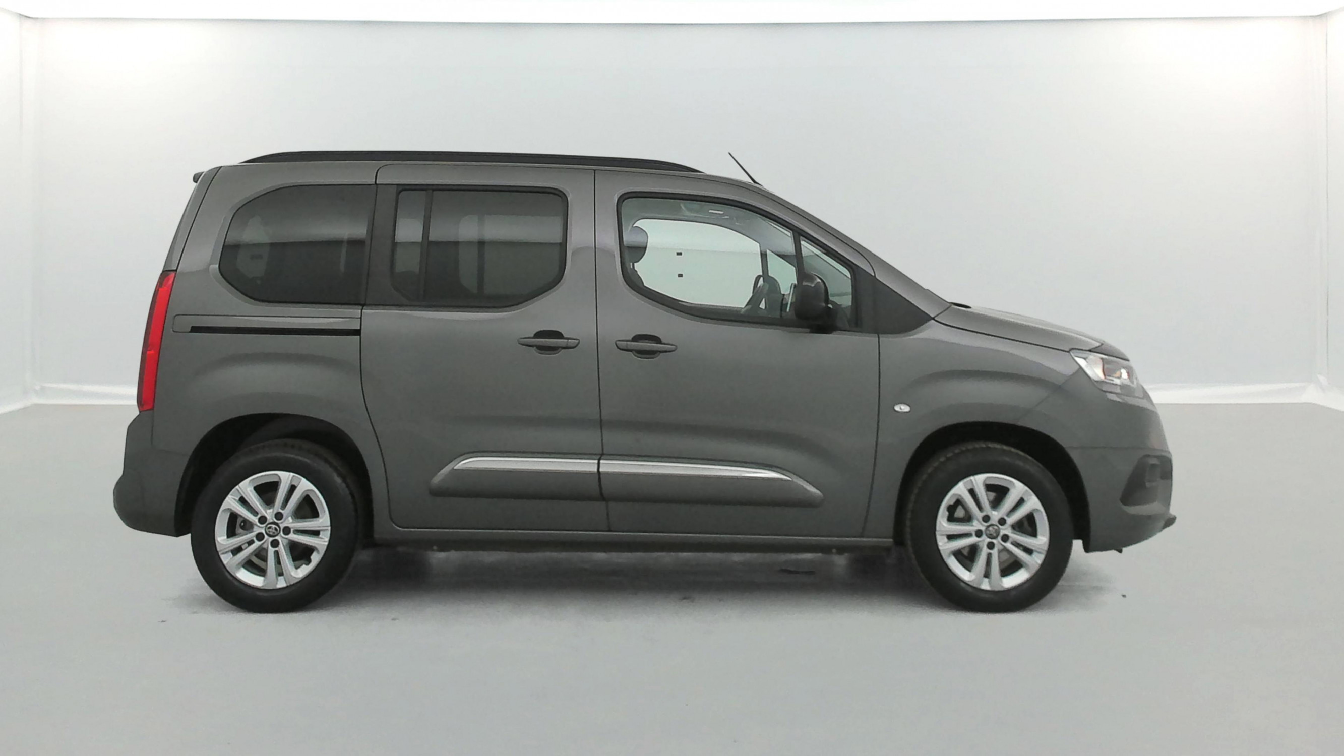 Vente en ligne Toyota Proace City Verso Proace City Verso Medium 1.2L 110 VVT-i BVM6 au prix de 22 390 €
