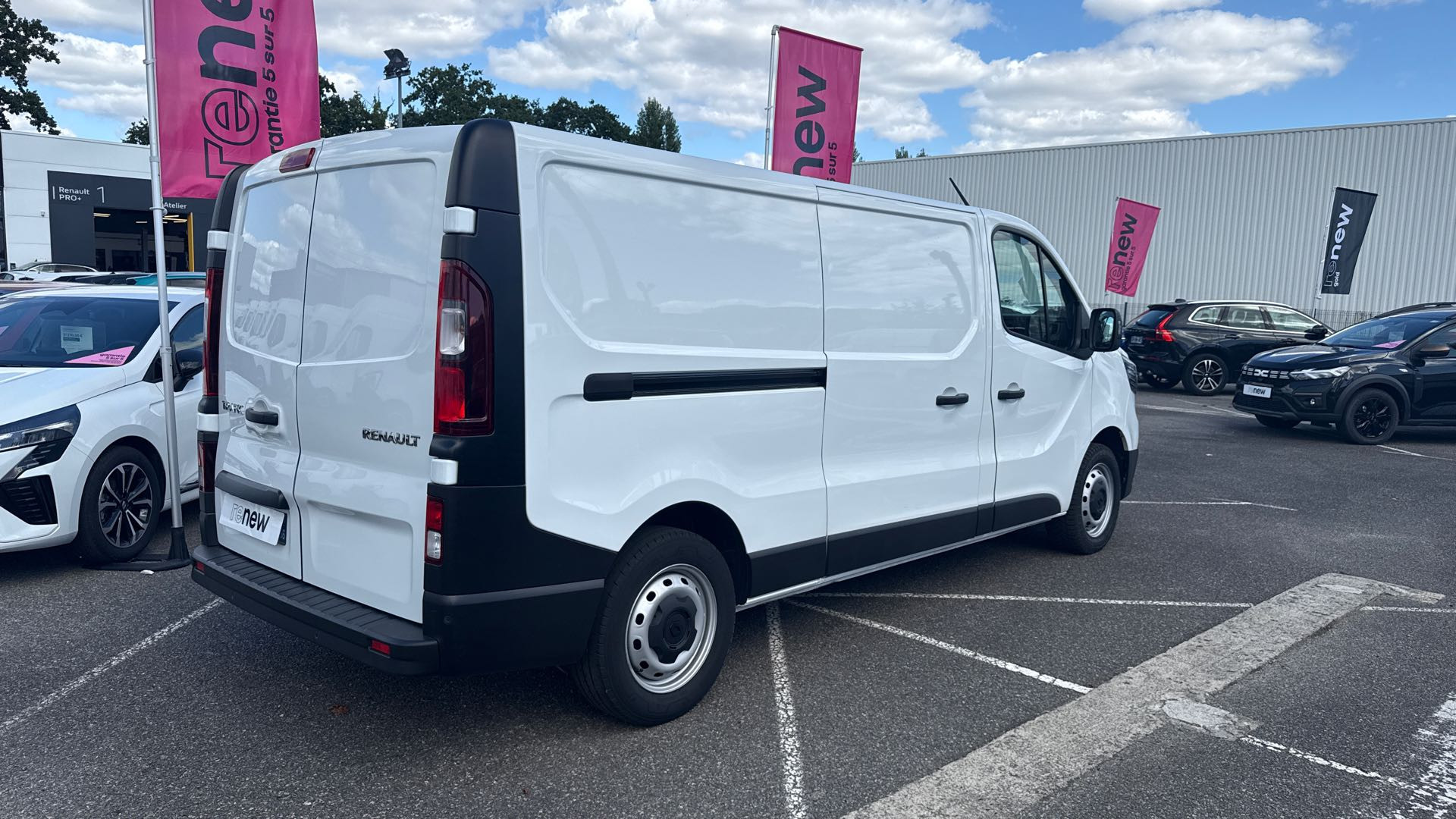 Vente en ligne Renault Trafic 3 Fourgon TRAFIC FGN L2H1 3000 KG BLUE DCI 130 au prix de 21 490 €
