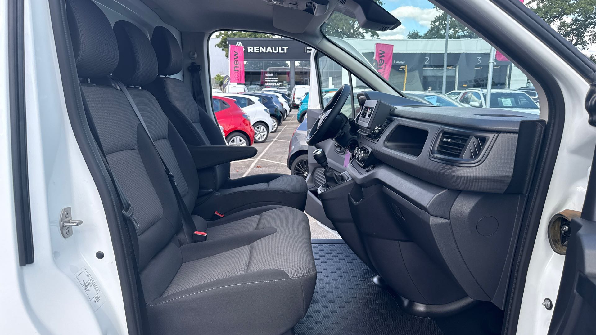 Vente en ligne Renault Trafic 3 Fourgon TRAFIC FGN L2H1 3000 KG BLUE DCI 130 au prix de 21 490 €