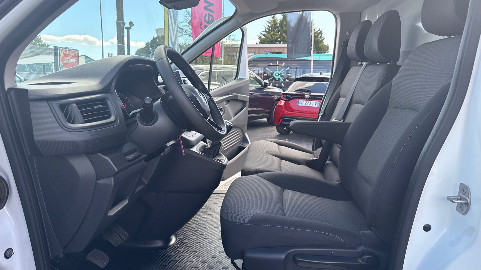 Vente en ligne Renault Trafic 3 Fourgon TRAFIC FGN L2H1 3000 KG BLUE DCI 130 au prix de 21 490 €