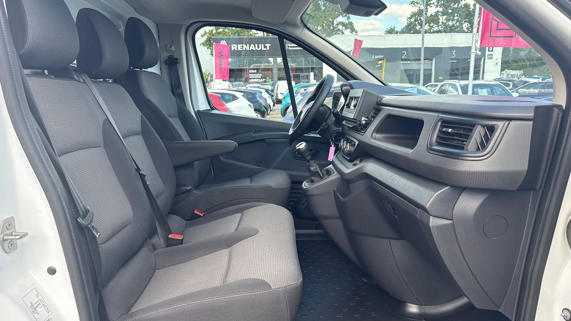 Vente en ligne Renault Trafic 3 Fourgon TRAFIC FGN L2H1 3000 KG BLUE DCI 130 au prix de 21 490 €