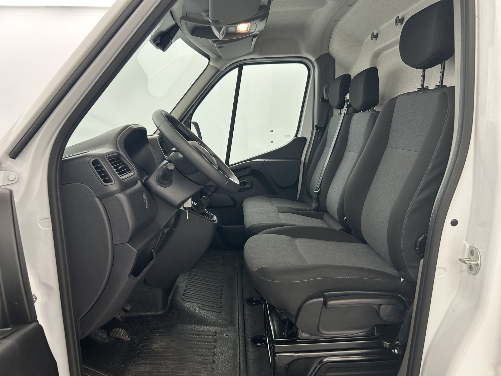 Vente en ligne Renault Master Fourgon MASTER FGN TRAC F3500 L2H2 BLUE DCI 135 au prix de 22 990 €