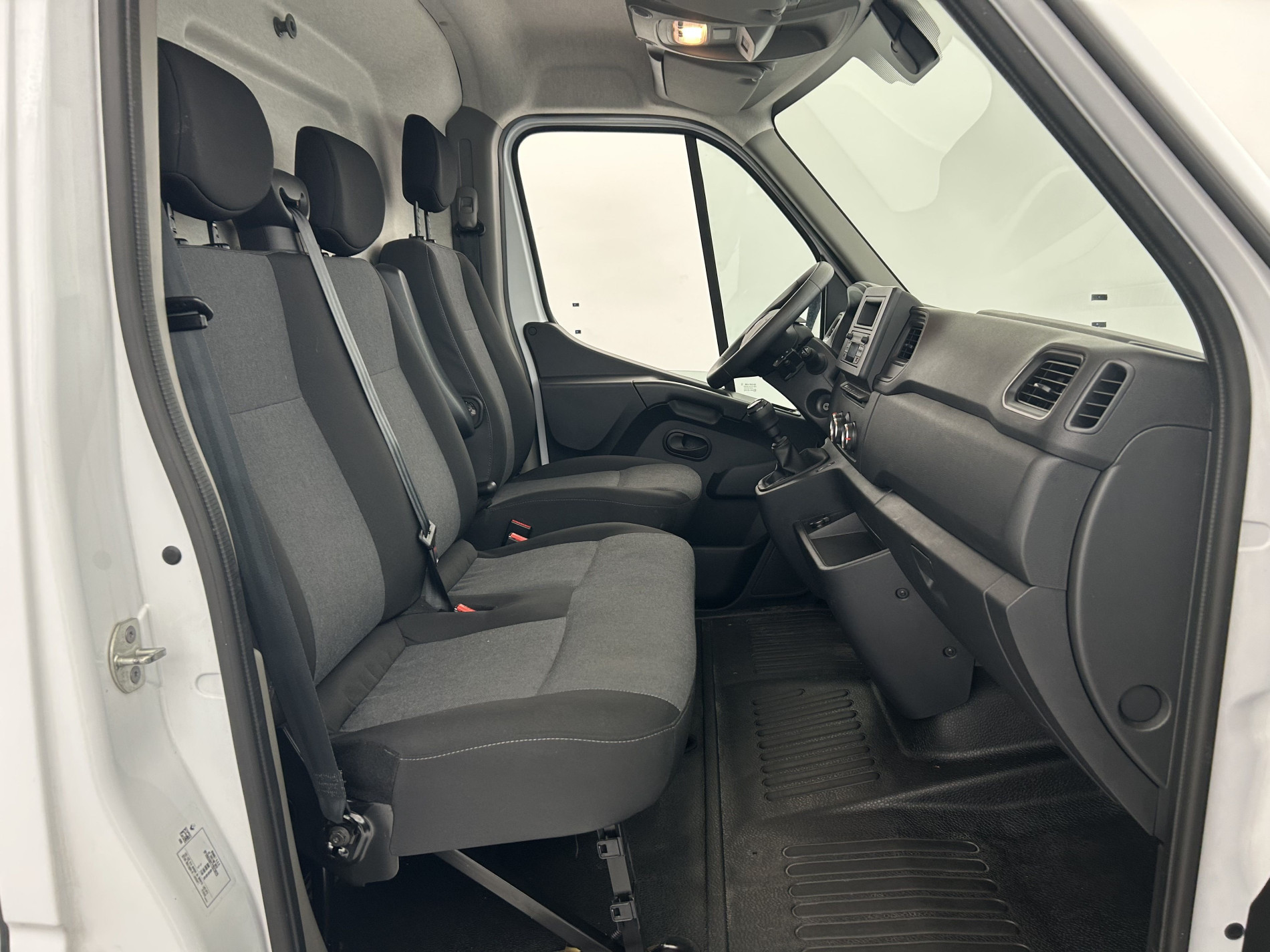 Vente en ligne Renault Master Fourgon MASTER FGN TRAC F3500 L2H2 BLUE DCI 135 au prix de 22 990 €