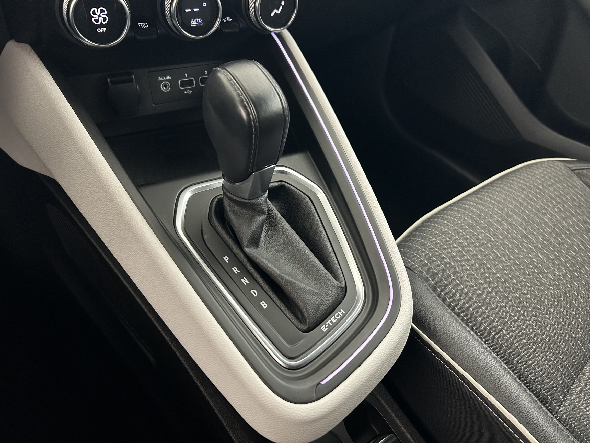 Vente en ligne Renault Clio 5 Clio E-Tech 140 - 21N au prix de 16 790 €