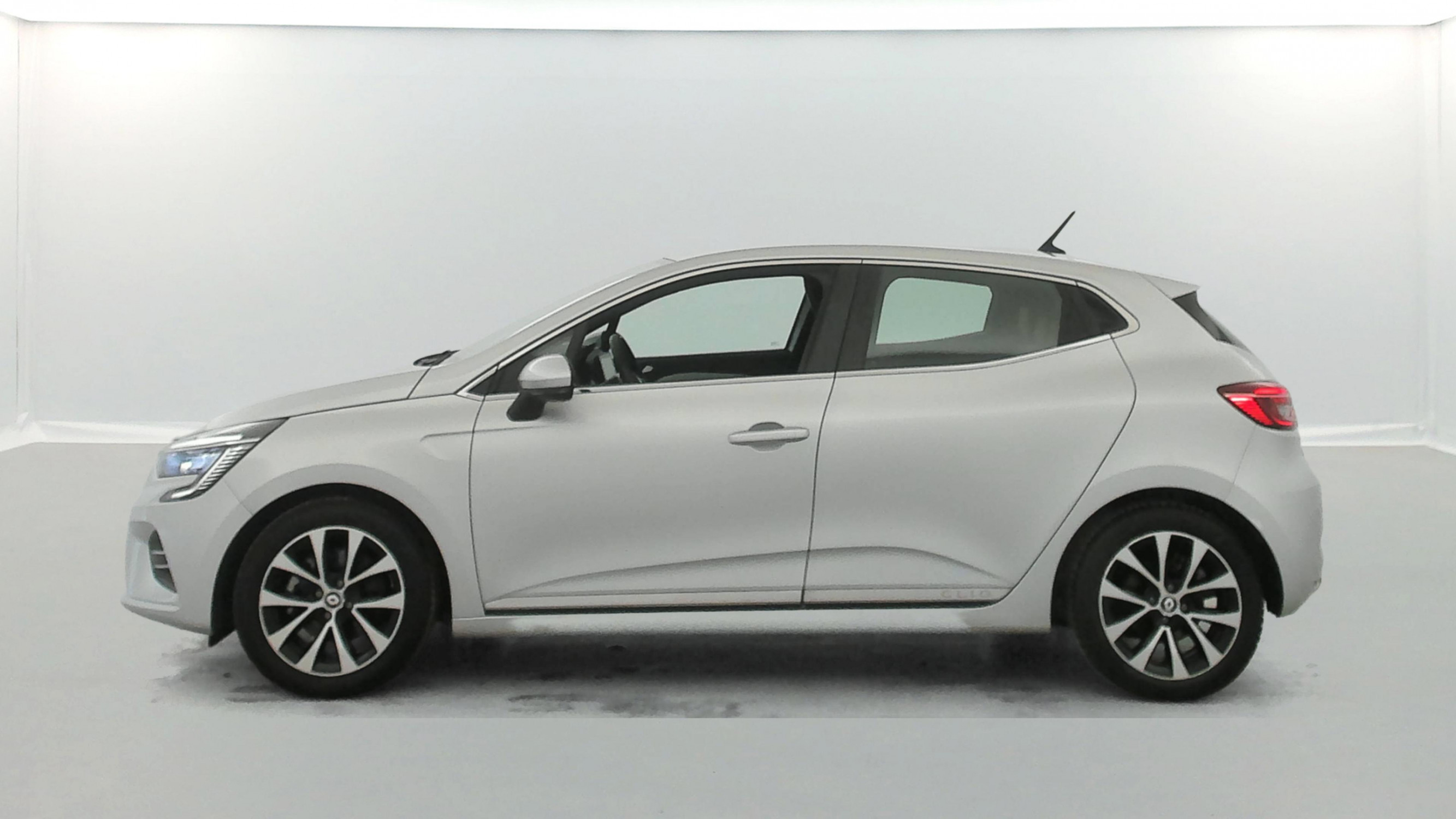 Vente en ligne Renault Clio 5 Clio E-Tech 140 - 21N au prix de 16 790 €