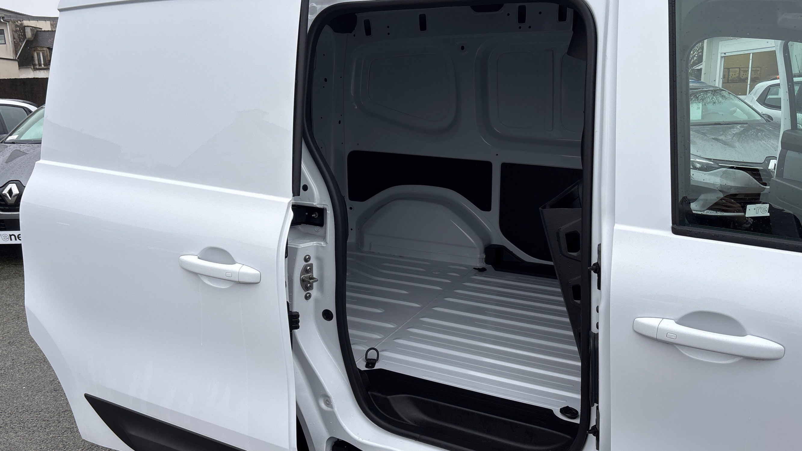 Vente en ligne Renault Kangoo Van  TCE 130 EDC au prix de 21 470 €