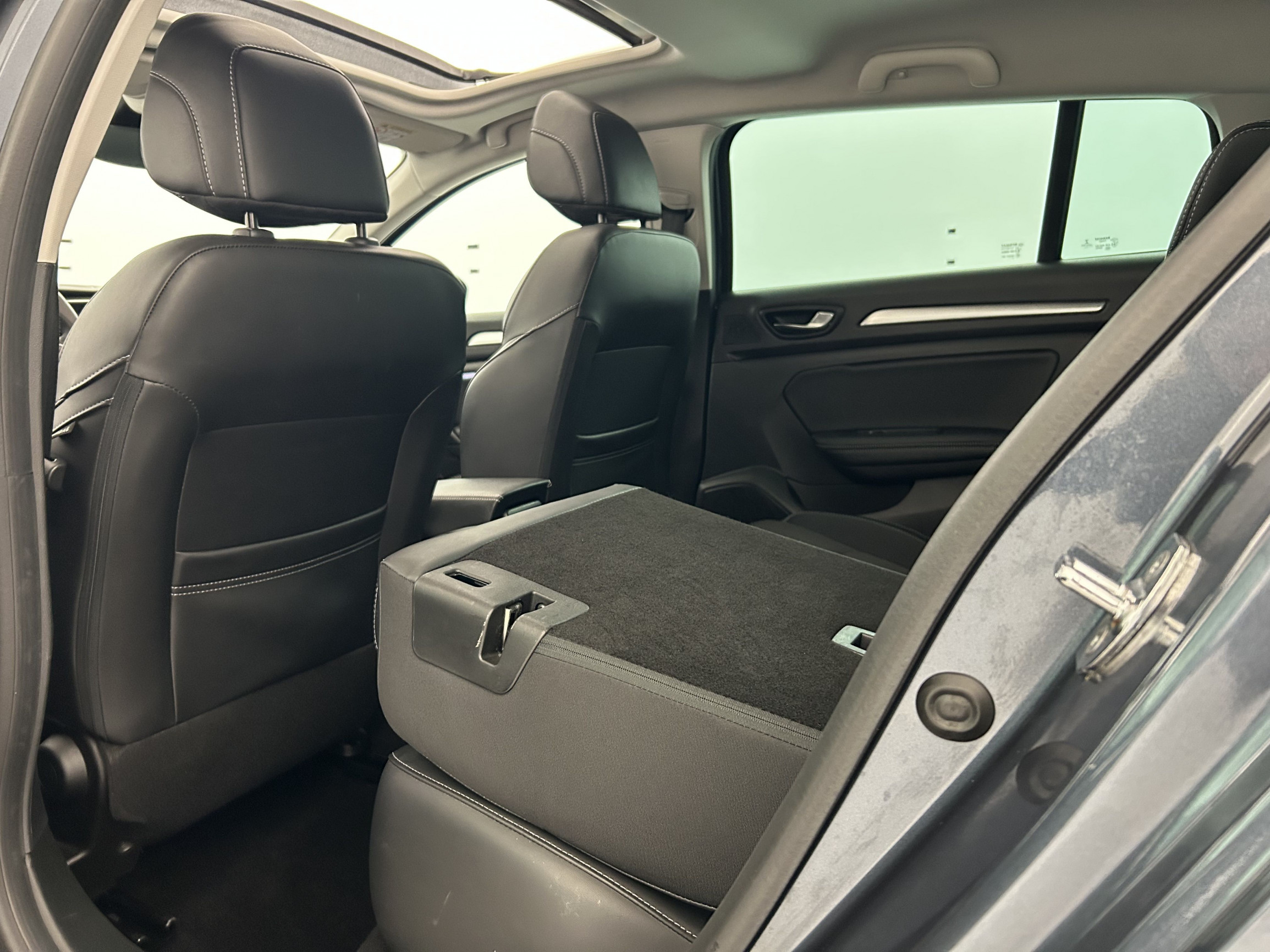 Vente en ligne Renault Megane 4 Estate  TCe 140 au prix de 16 990 €