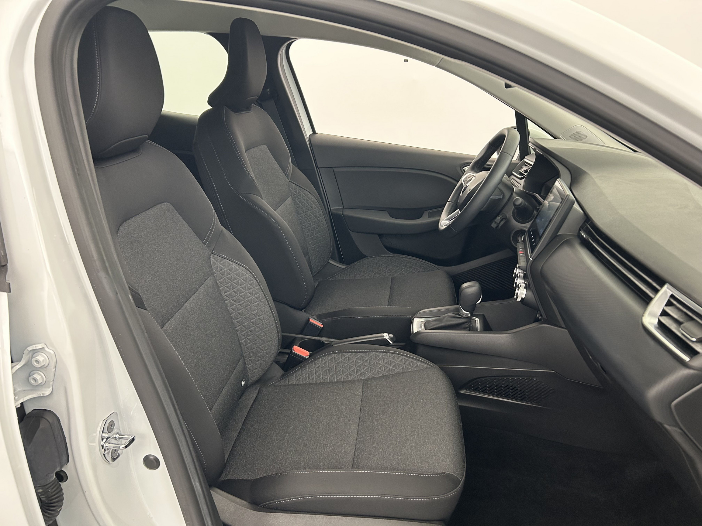 Vente en ligne Renault Clio 5 Clio E-Tech 140 - 21N au prix de 15 990 €