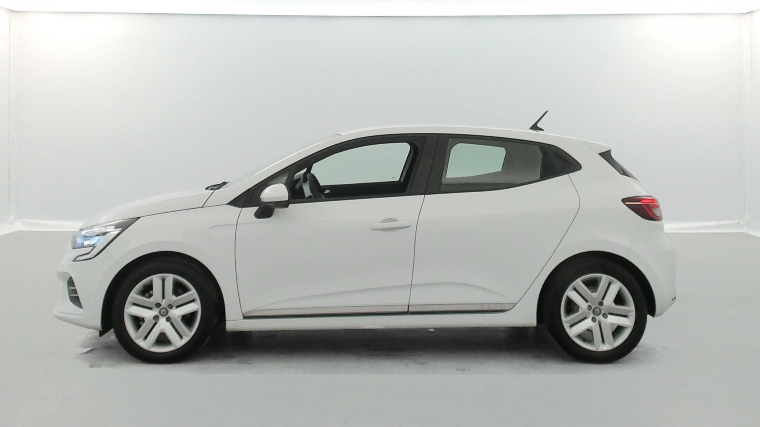 Vente en ligne Renault Clio 5 Clio E-Tech 140 - 21N au prix de 15 990 €