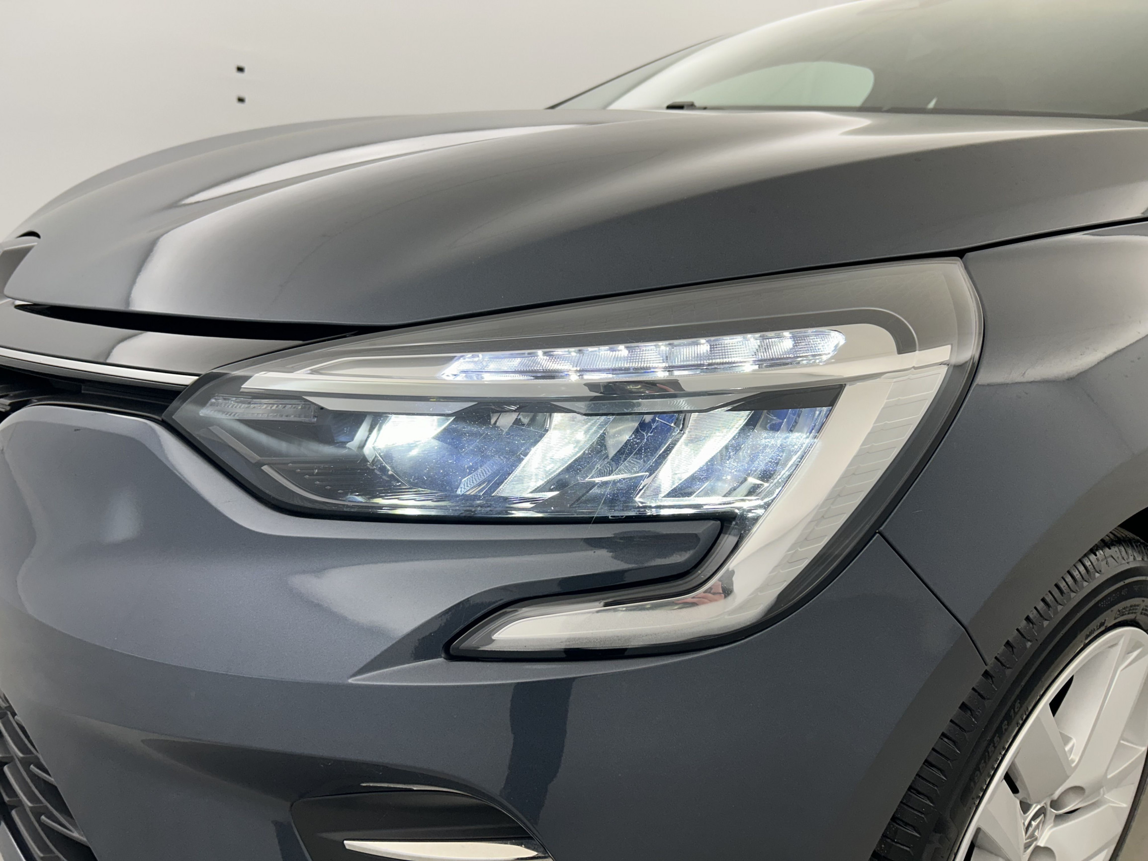 Vente en ligne Renault Clio 5 Clio E-Tech 140 - 21 au prix de 16 390 €