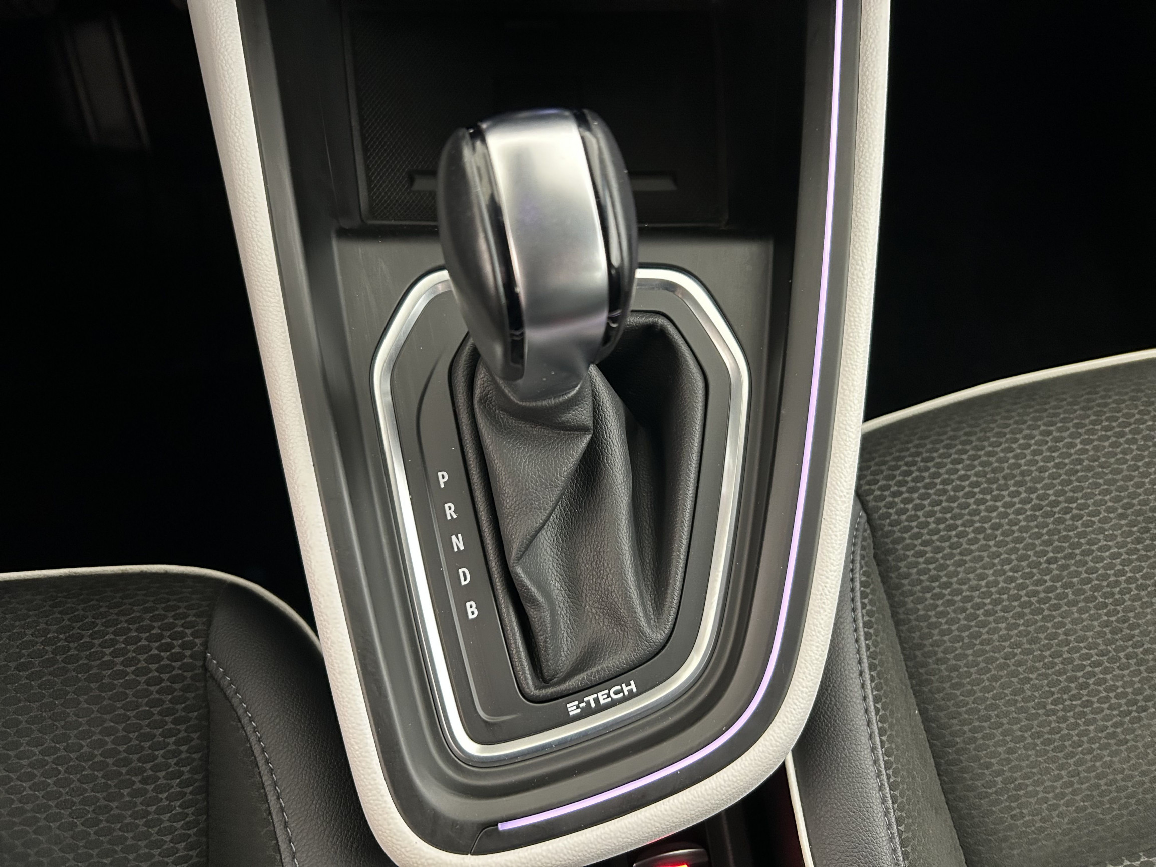 Vente en ligne Renault Clio 5 Clio E-Tech 140 - 21N au prix de 15 670 €