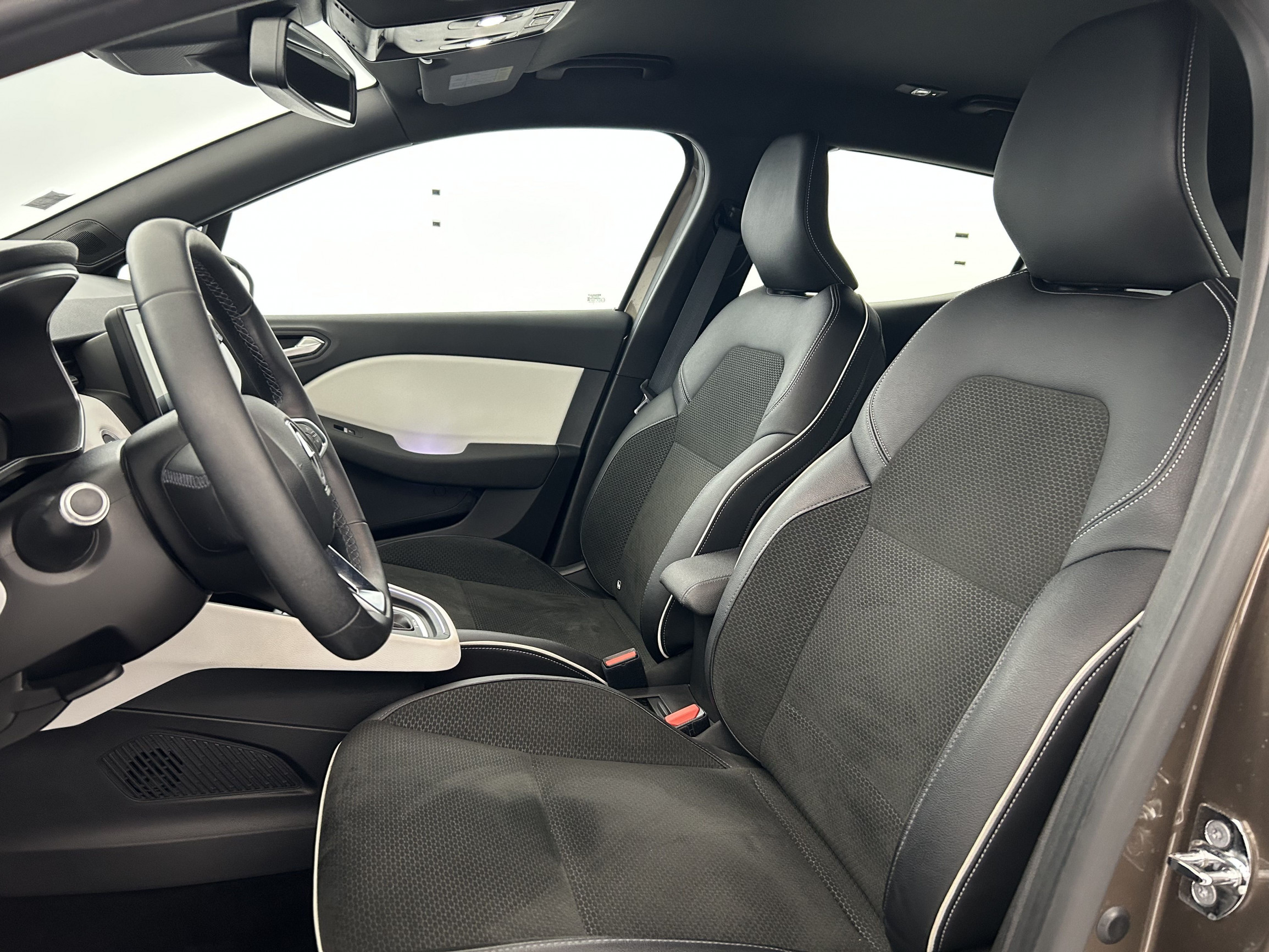 Vente en ligne Renault Clio 5 Clio E-Tech 140 - 21N au prix de 15 670 €