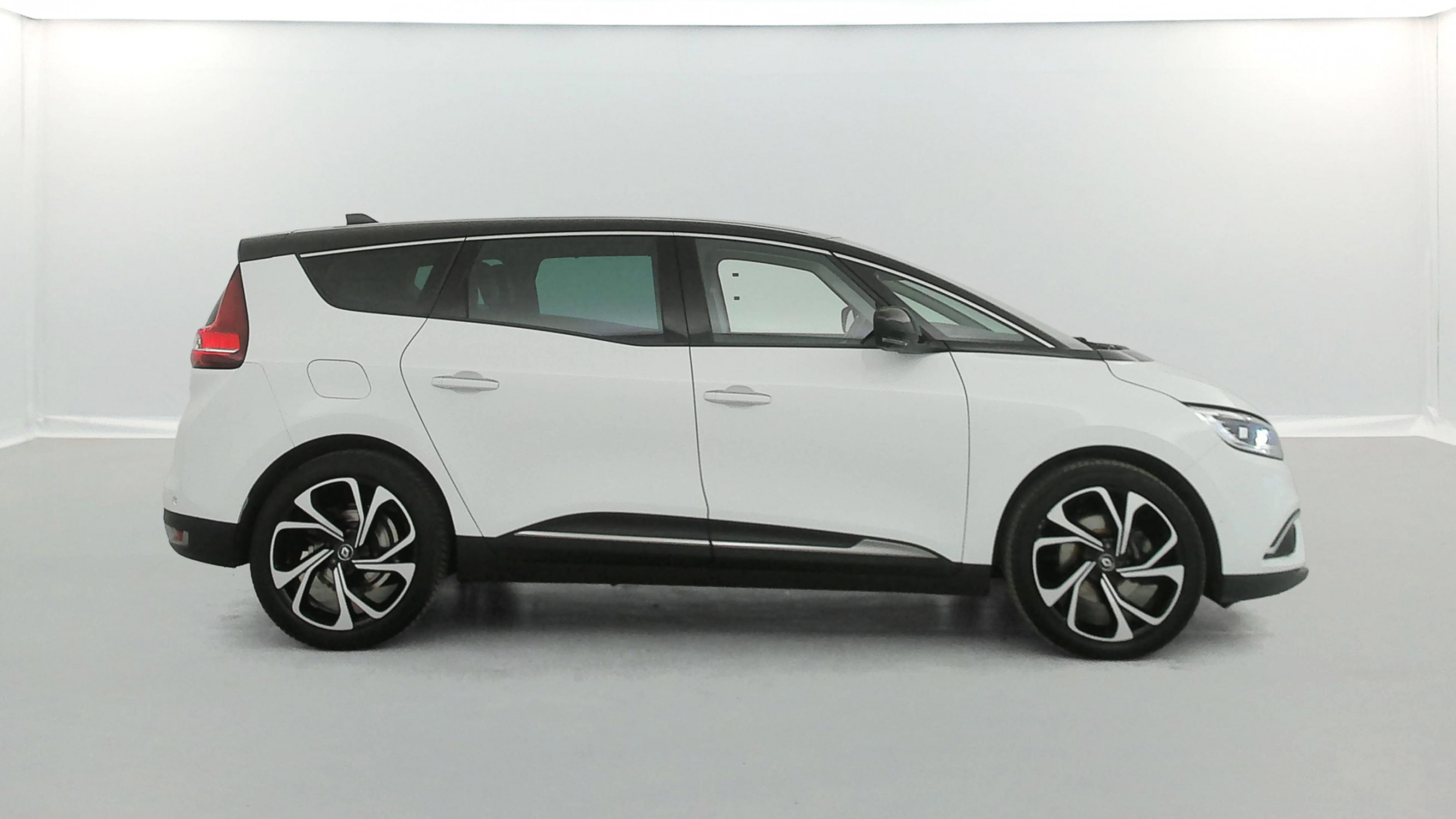 Vente en ligne Renault Grand Scenic 4 Grand Scenic Blue dCi 120 au prix de 17 990 €