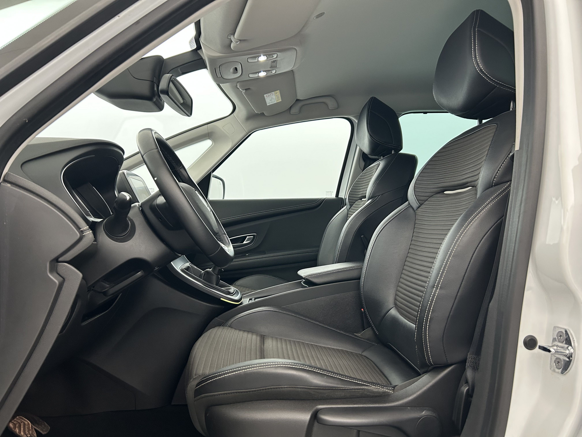 Vente en ligne Renault Grand Scenic 4 Grand Scenic Blue dCi 120 au prix de 17 990 €