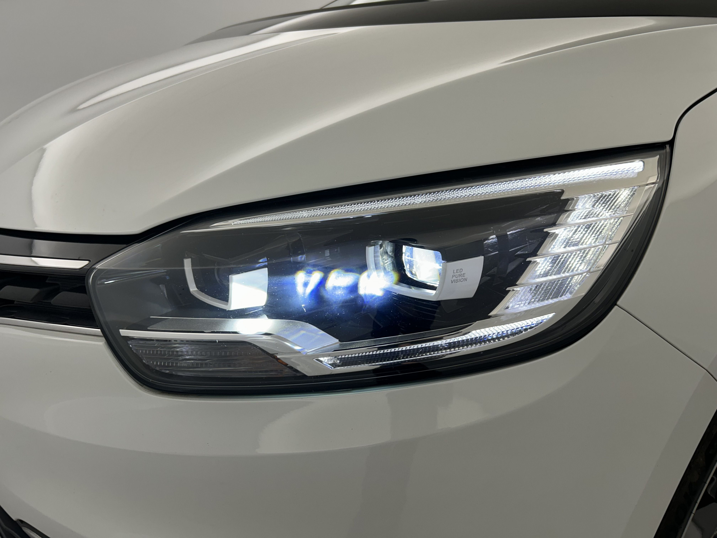 Vente en ligne Renault Grand Scenic 4 Grand Scenic Blue dCi 120 au prix de 17 990 €