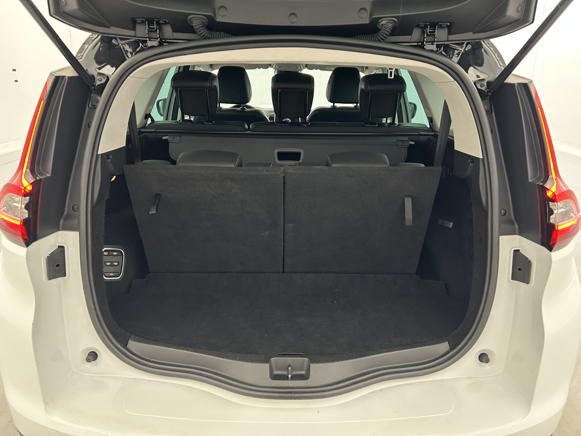 Vente en ligne Renault Grand Scenic 4 Grand Scenic Blue dCi 120 au prix de 17 990 €