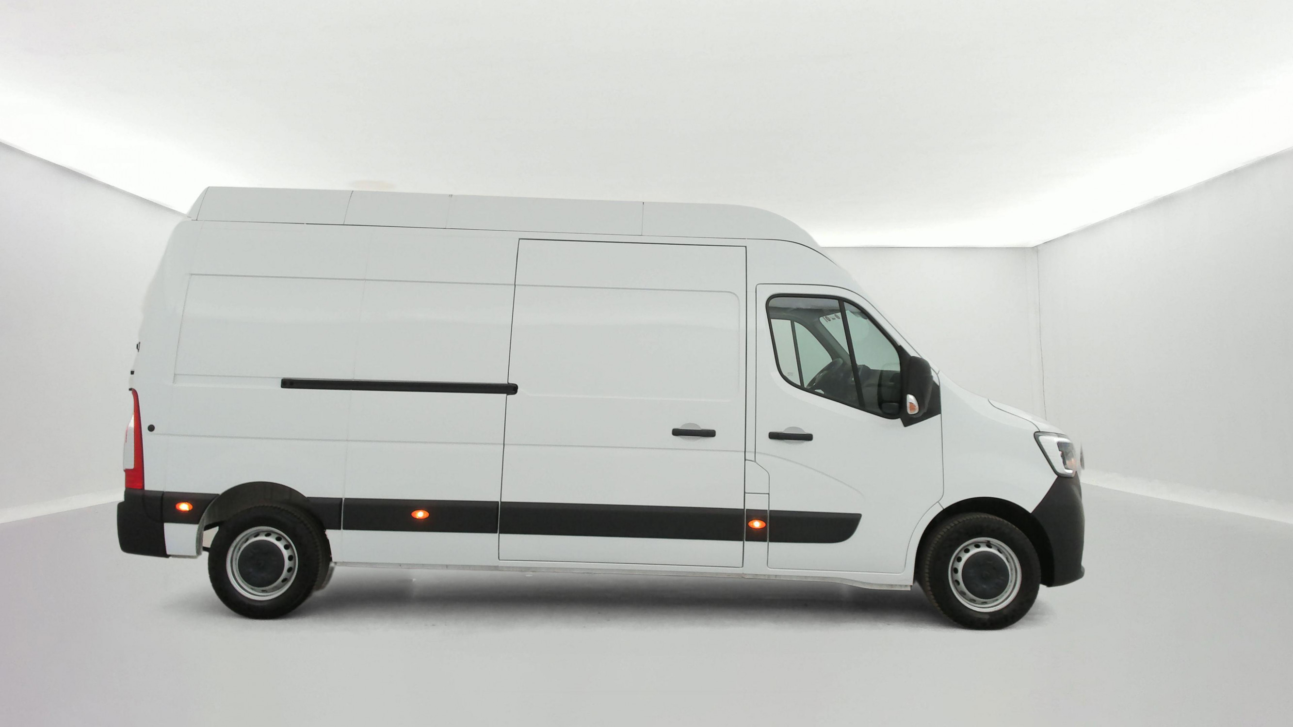 Vente en ligne Renault Master Fourgon MASTER FGN TRAC F3500 L3H3 BLUE DCI 135 au prix de 26 990 €