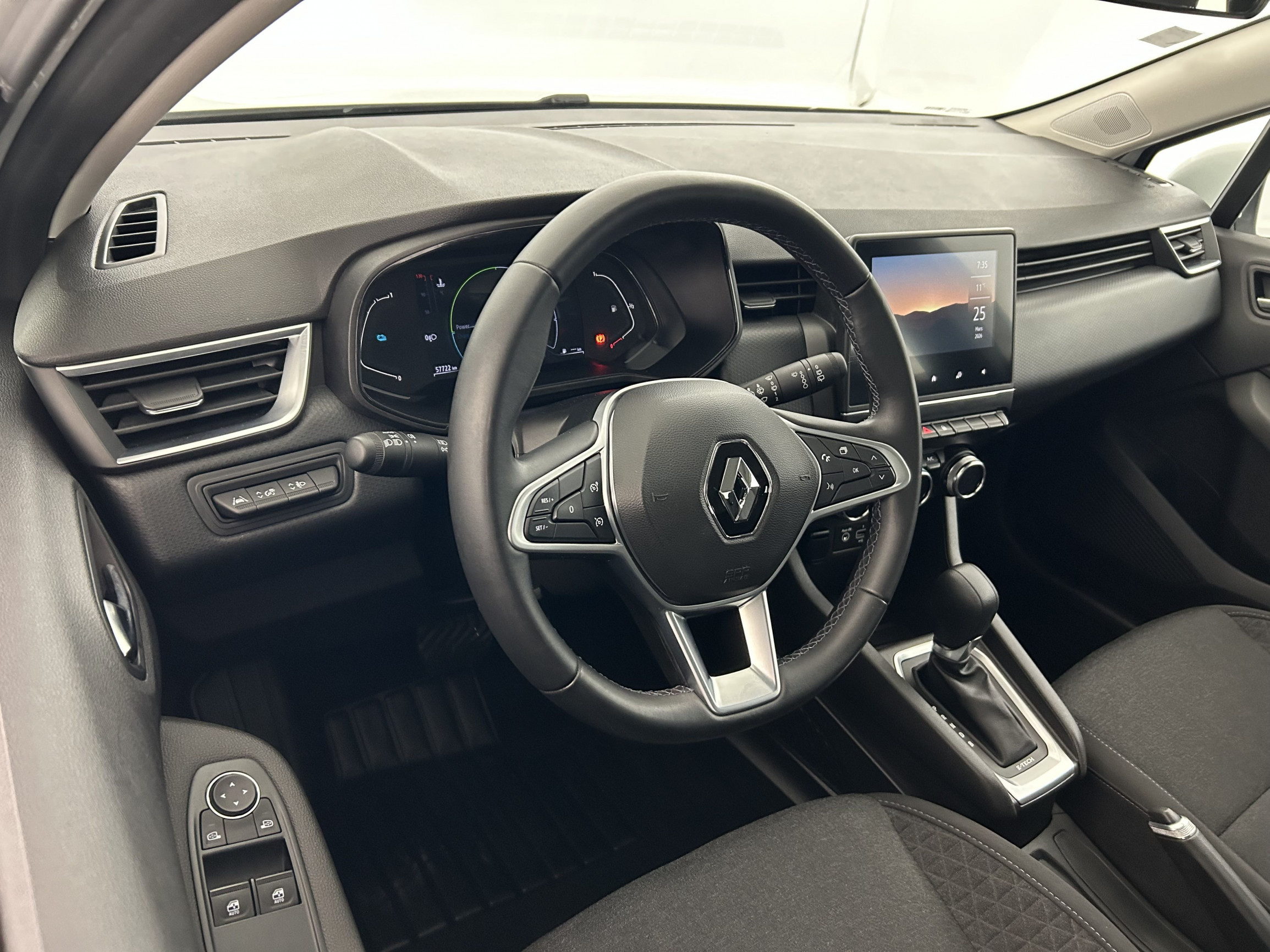 Vente en ligne Renault Clio 5 Clio E-Tech 140 - 21N au prix de 14 590 €