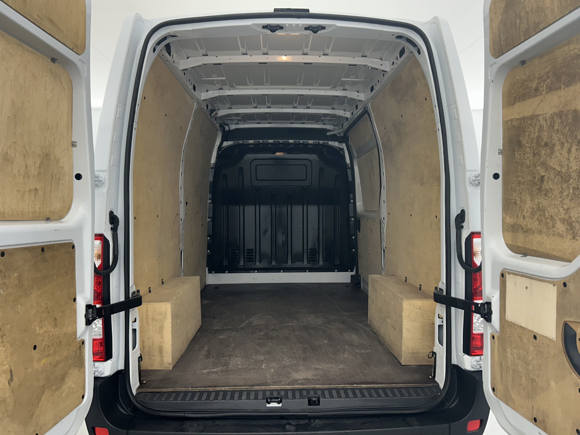 Vente en ligne Renault Master Fourgon MASTER FGN TRAC F3500 L2H2 BLUE DCI 135 au prix de 24 990 €