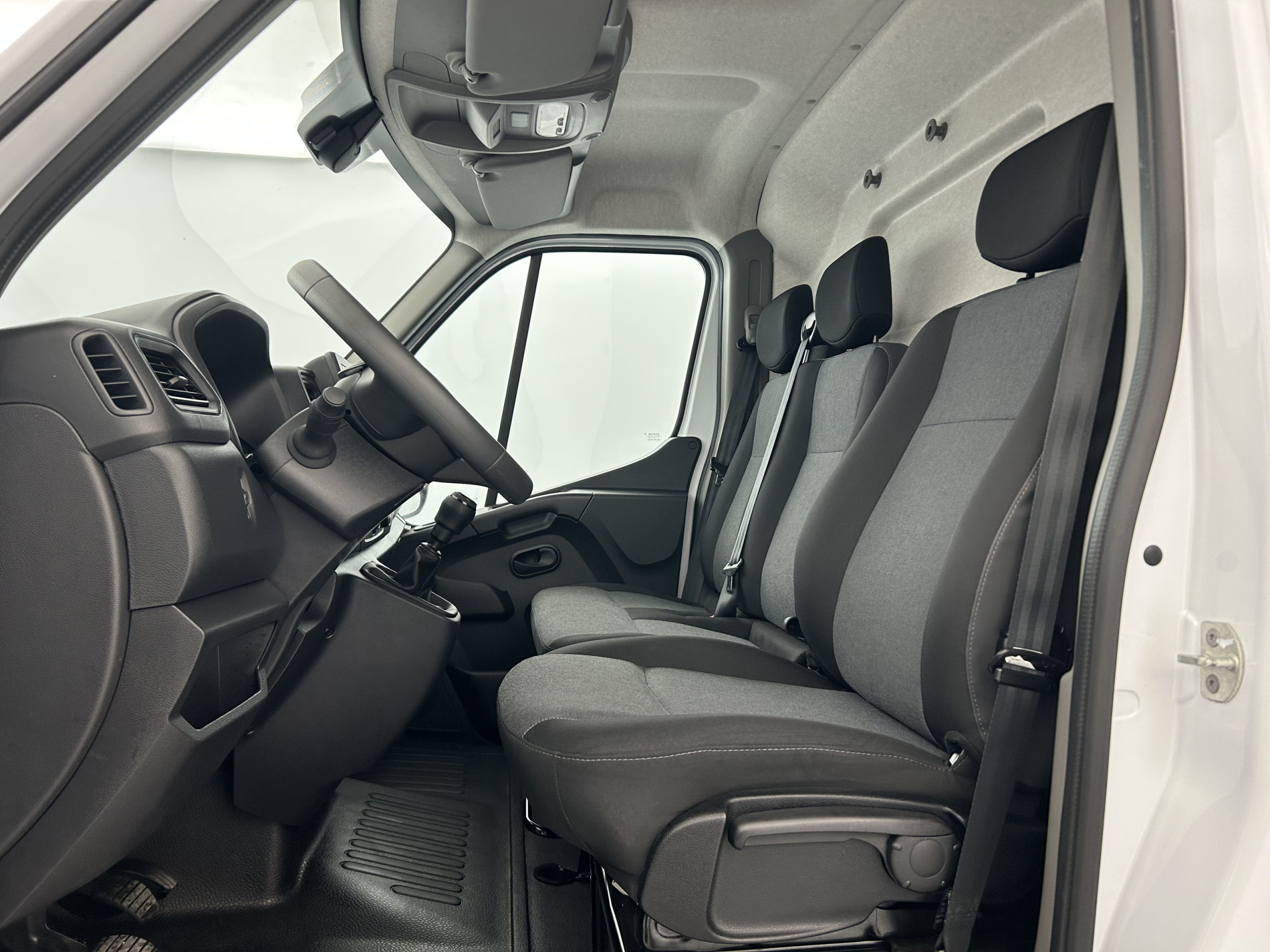 Vente en ligne Renault Master Fourgon MASTER FGN TRAC F3500 L3H3 BLUE DCI 135 au prix de 25 990 €