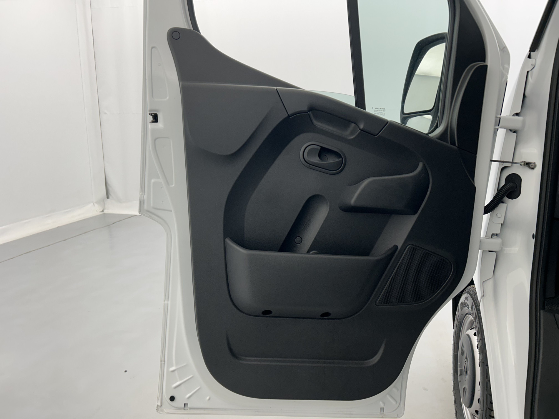 Vente en ligne Renault Master Fourgon MASTER FGN TRAC F3500 L3H3 BLUE DCI 135 au prix de 25 990 €