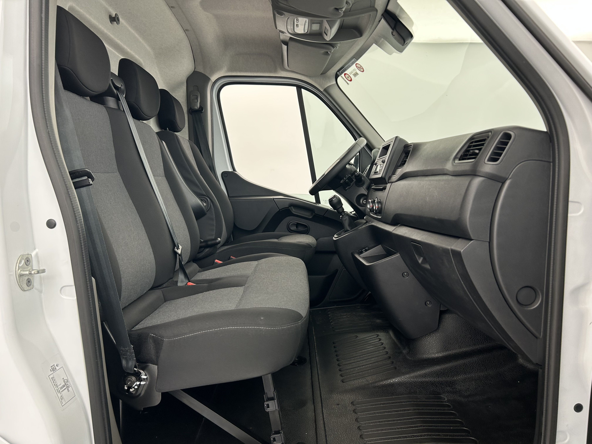 Vente en ligne Renault Master Fourgon MASTER FGN TRAC F3500 L3H3 BLUE DCI 135 au prix de 25 990 €