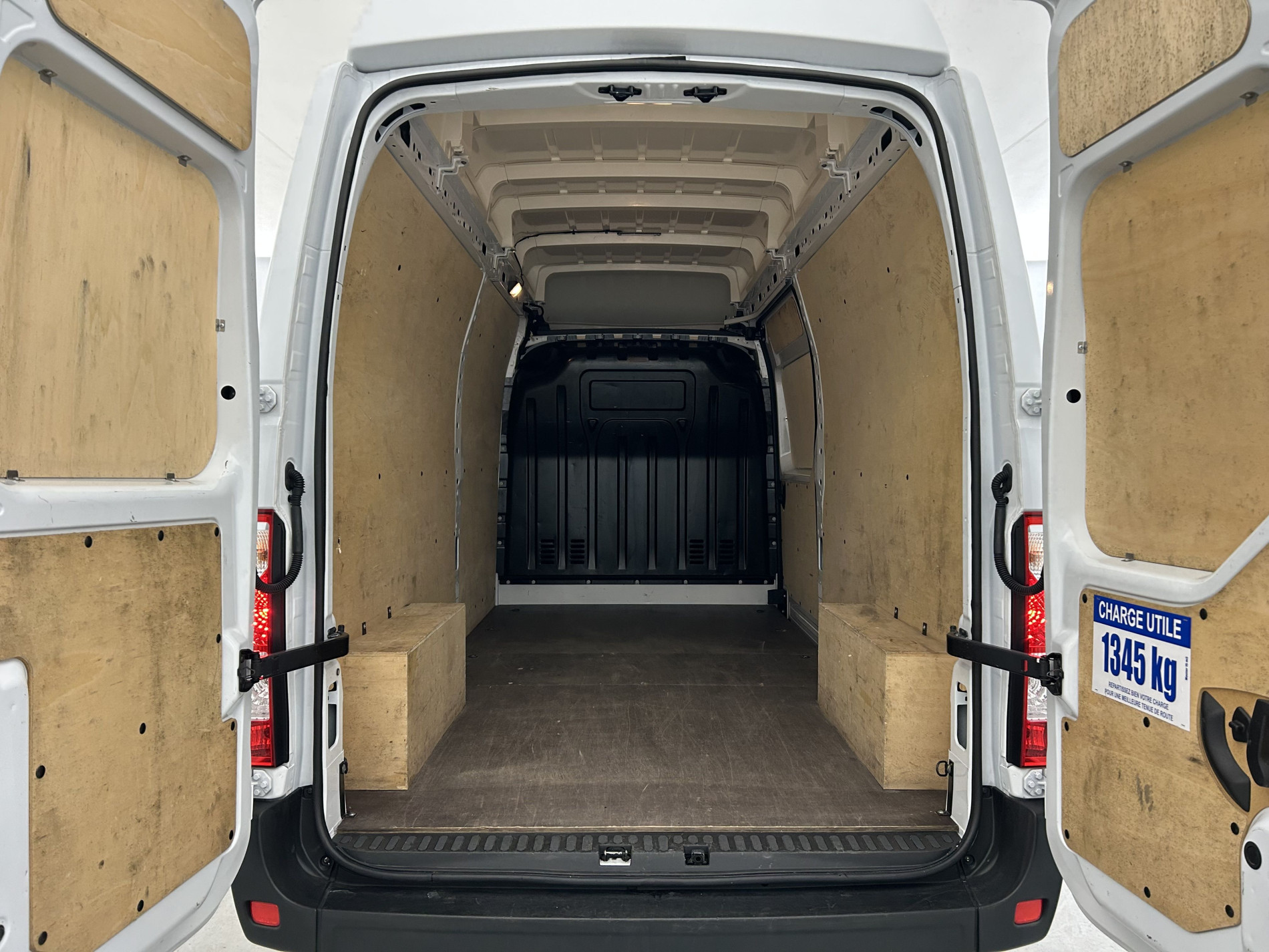 Vente en ligne Renault Master Fourgon MASTER FGN TRAC F3500 L3H3 BLUE DCI 135 au prix de 25 990 €