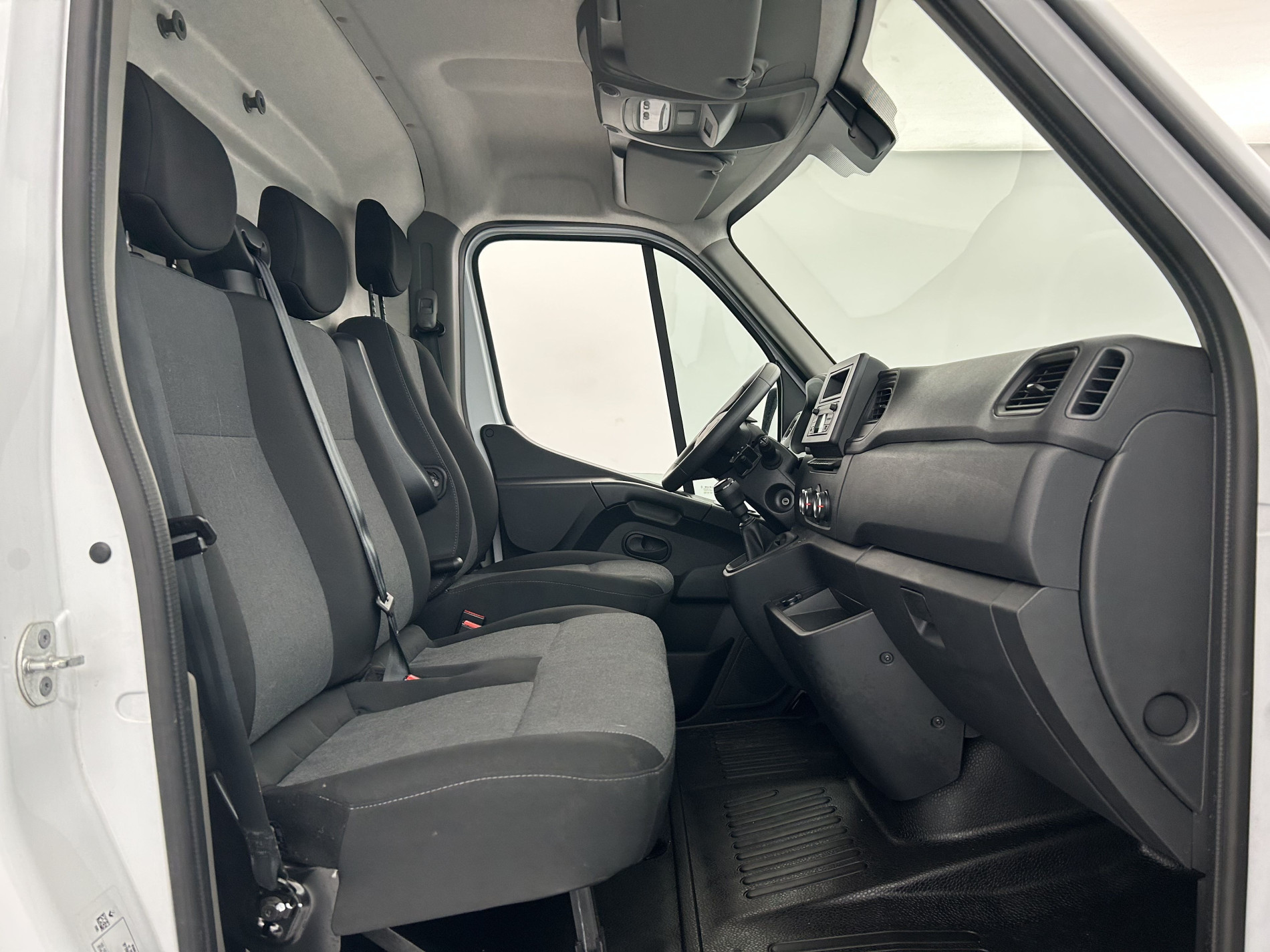 Vente en ligne Renault Master Fourgon MASTER FGN TRAC F3500 L2H2 BLUE DCI 135 au prix de 24 990 €