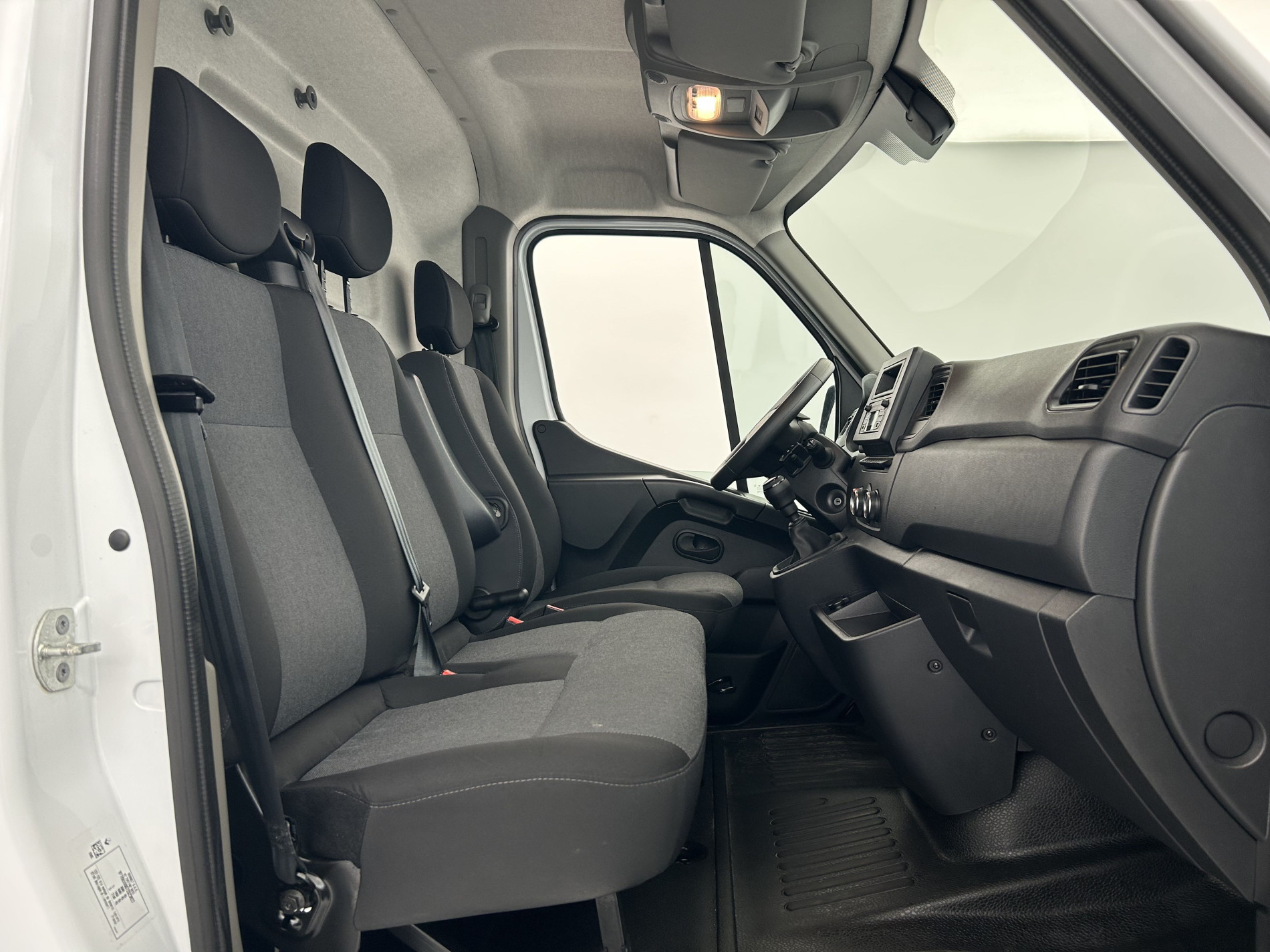 Vente en ligne Renault Master Fourgon MASTER FGN TRAC F3500 L2H2 BLUE DCI 135 au prix de 23 990 €