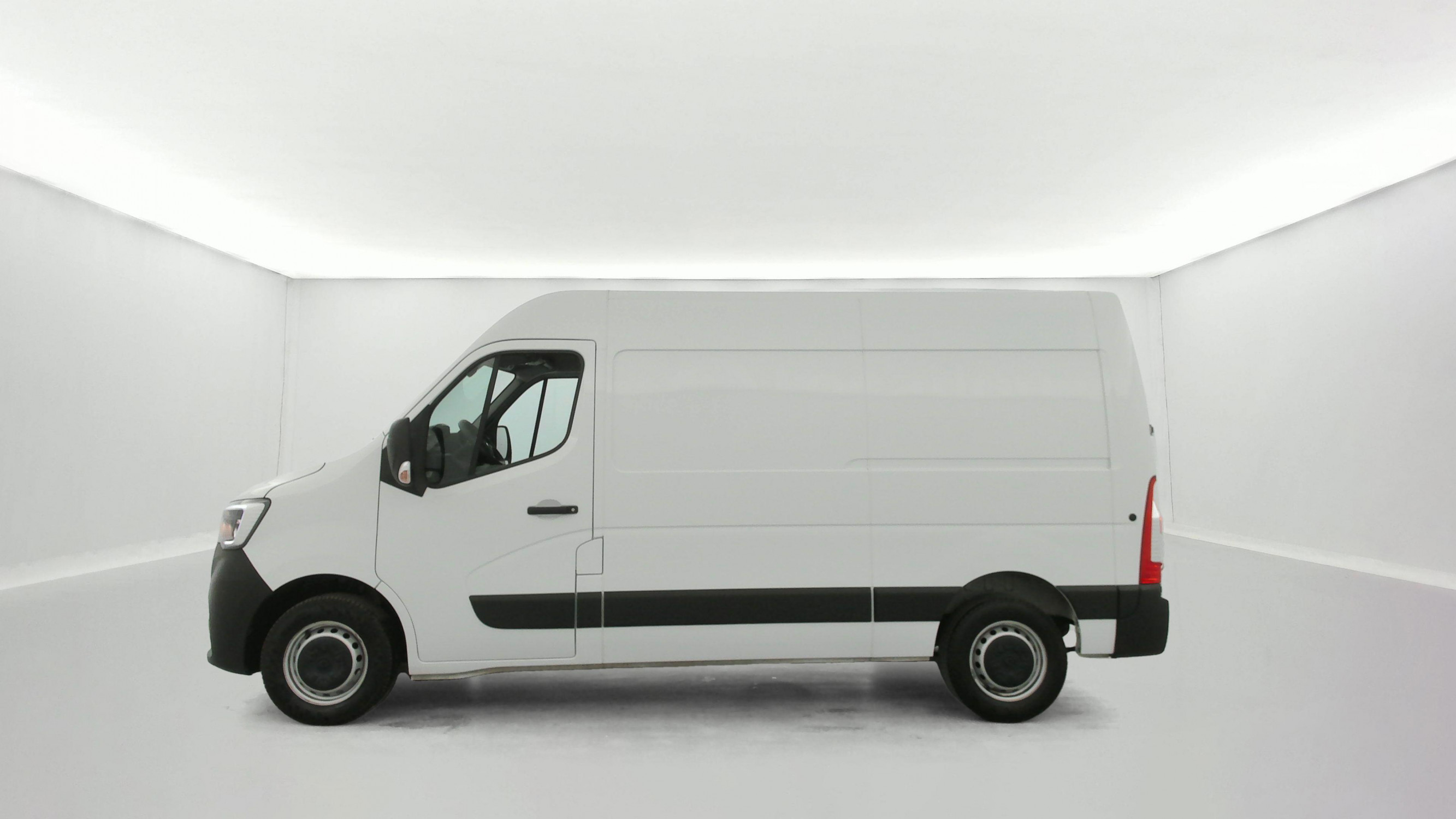 Vente en ligne Renault Master Fourgon MASTER FGN TRAC F3500 L2H2 BLUE DCI 135 au prix de 24 990 €
