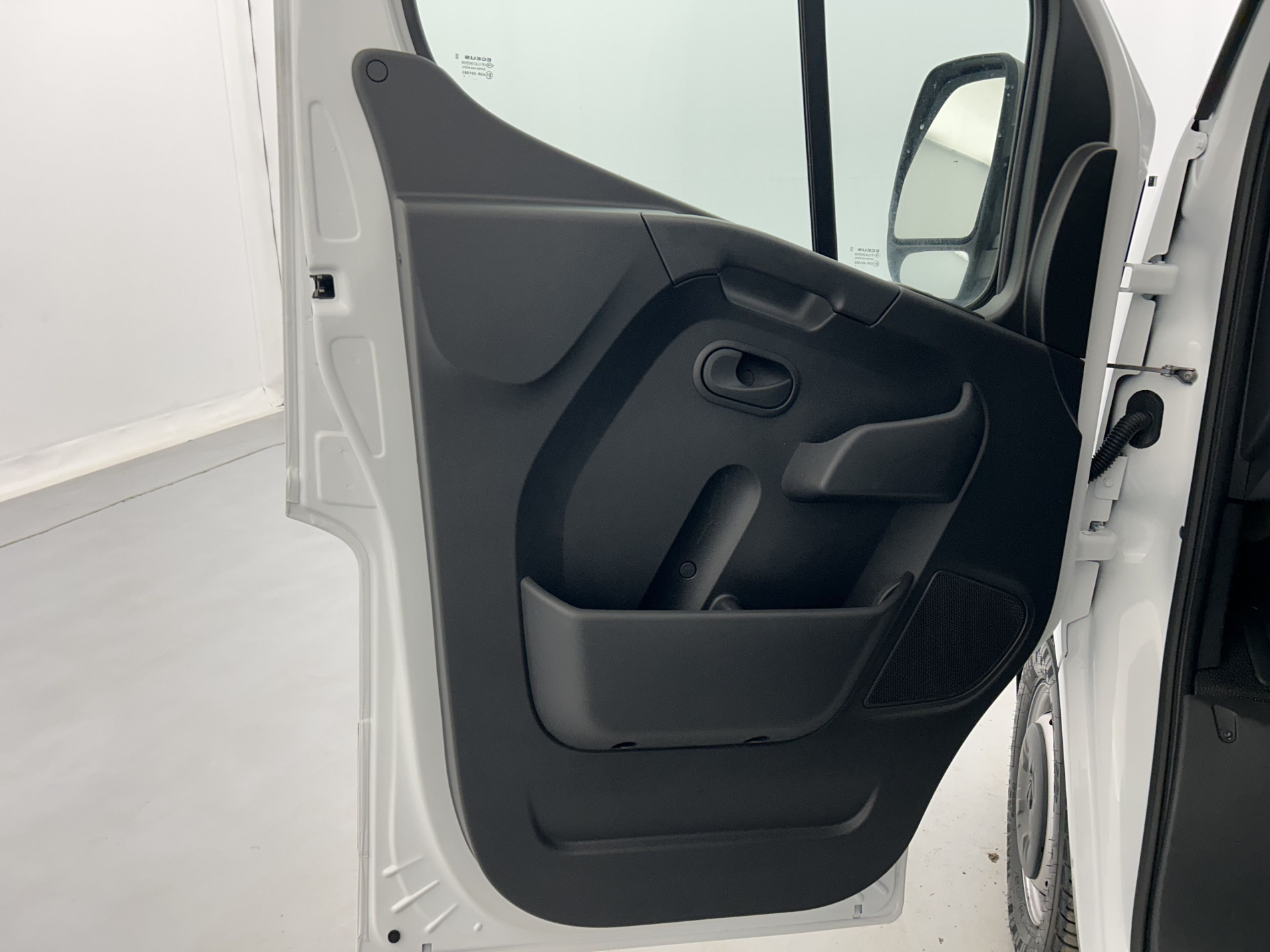 Vente en ligne Renault Master Fourgon MASTER FGN TRAC F3500 L3H3 BLUE DCI 135 au prix de 25 990 €