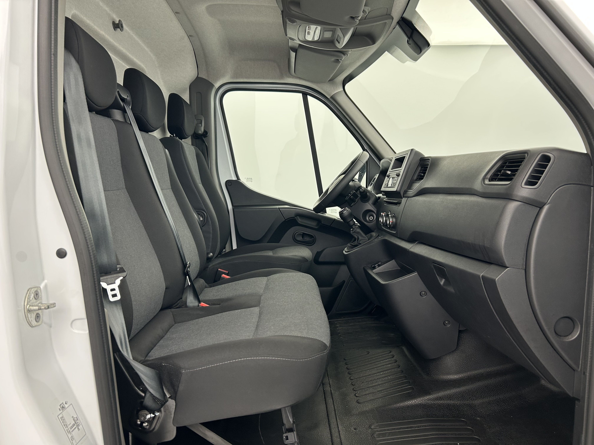 Vente en ligne Renault Master Fourgon MASTER FGN TRAC F3500 L3H3 BLUE DCI 135 au prix de 25 990 €