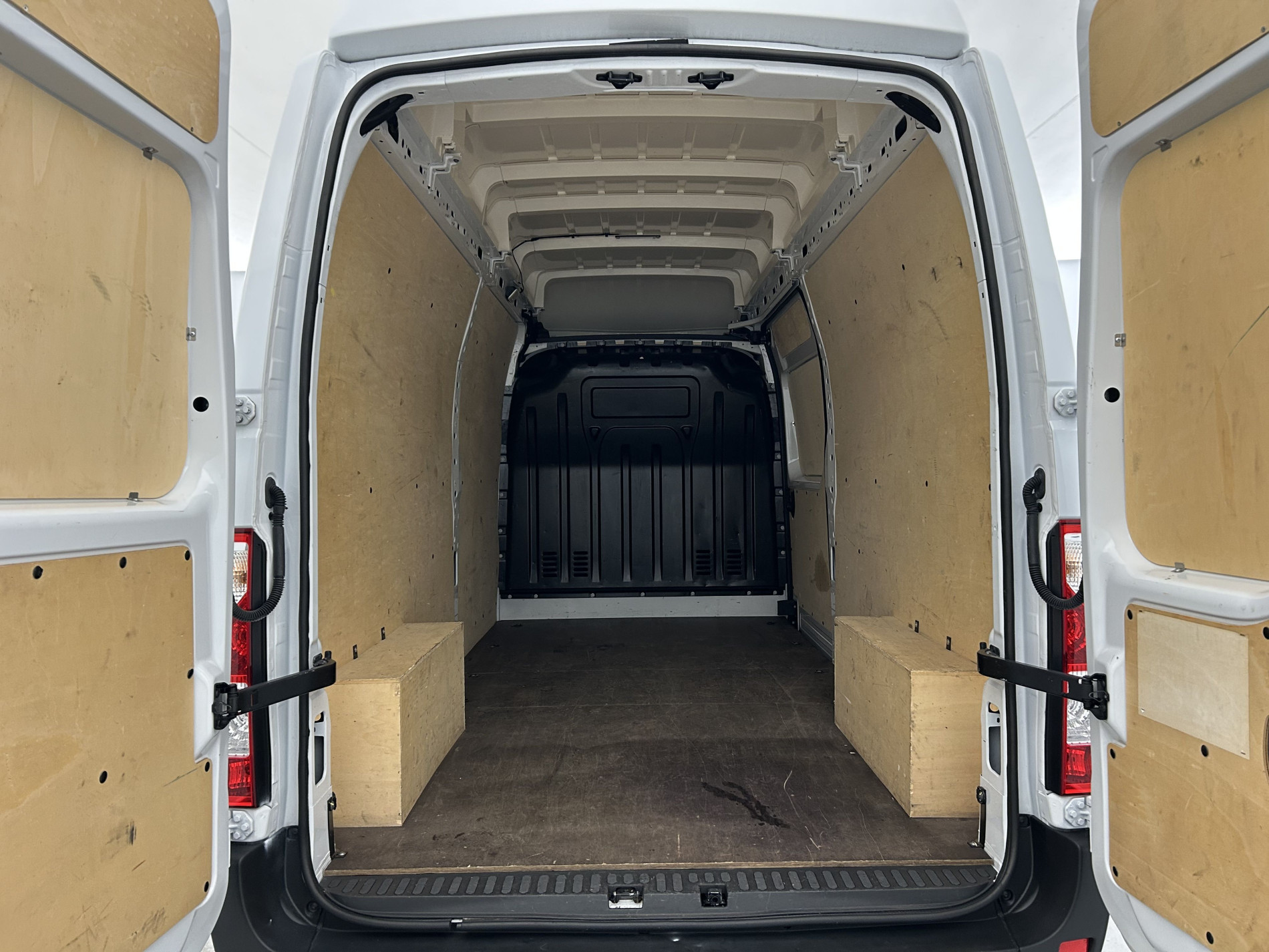 Vente en ligne Renault Master Fourgon MASTER FGN TRAC F3500 L3H3 BLUE DCI 135 au prix de 25 990 €
