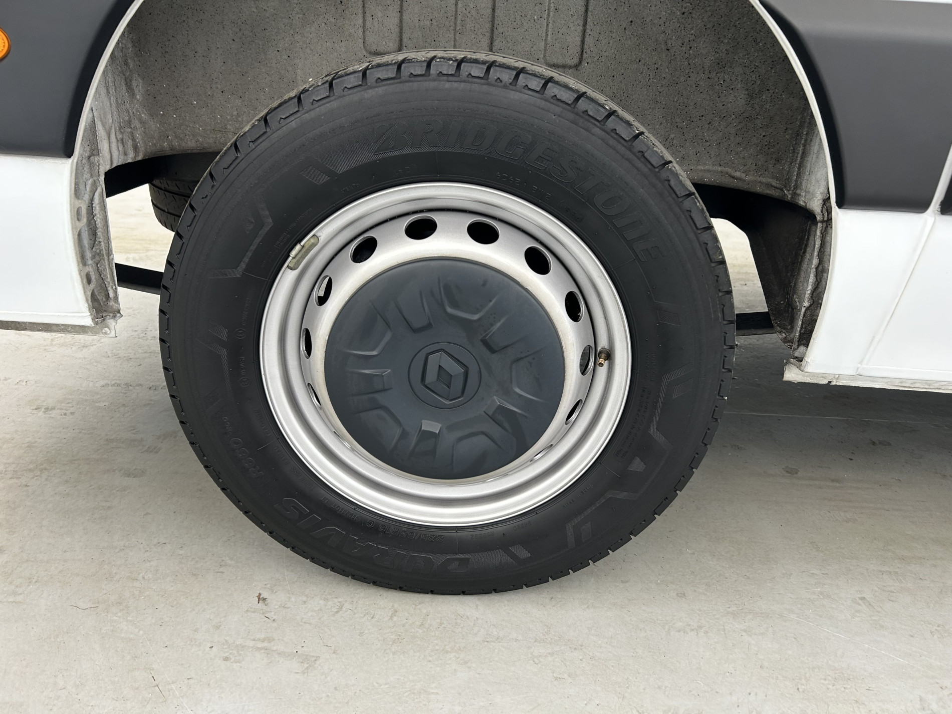 Vente en ligne Renault Master Fourgon MASTER FGN TRAC F3500 L3H3 BLUE DCI 135 au prix de 25 990 €