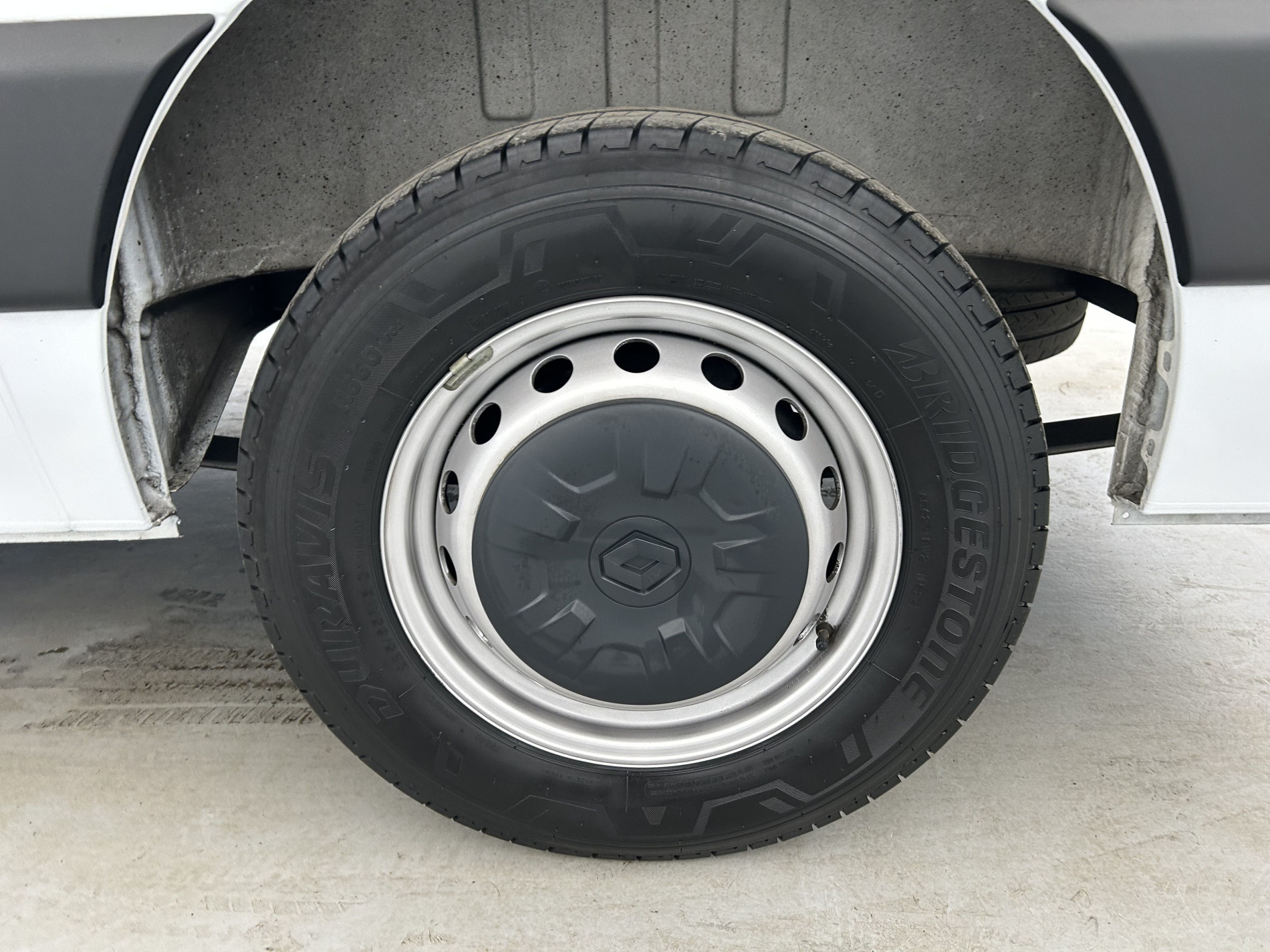 Vente en ligne Renault Master Fourgon MASTER FGN TRAC F3500 L3H3 BLUE DCI 135 au prix de 25 990 €