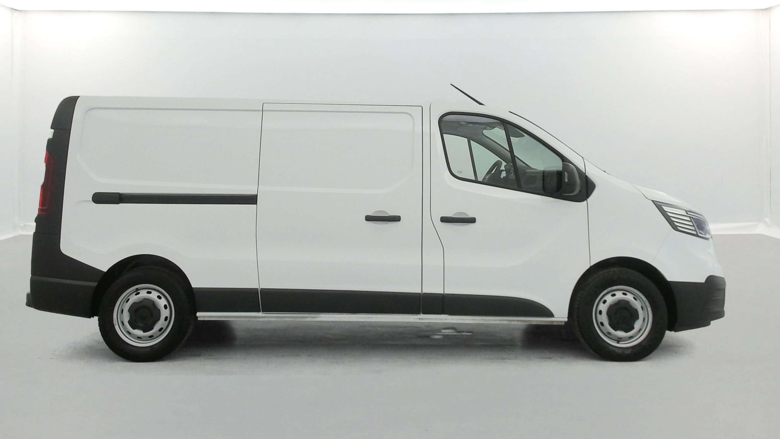 Vente en ligne Renault Trafic 3 Fourgon TRAFIC FGN L2H1 3000 KG BLUE DCI 130 au prix de 22 790 €