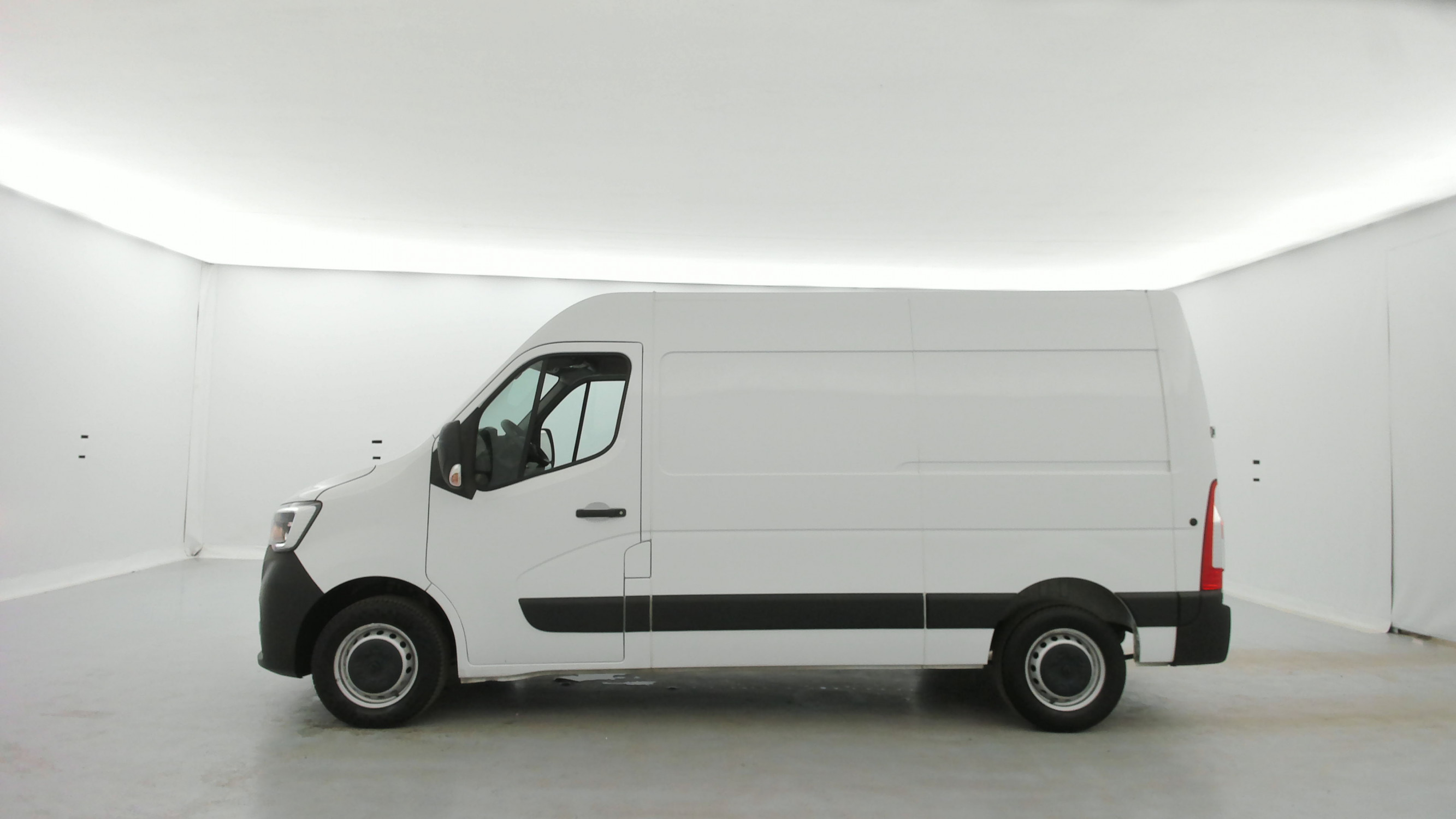 Vente en ligne Renault Master Fourgon MASTER FGN TRAC F3500 L2H2 BLUE DCI 135 au prix de 24 990 €