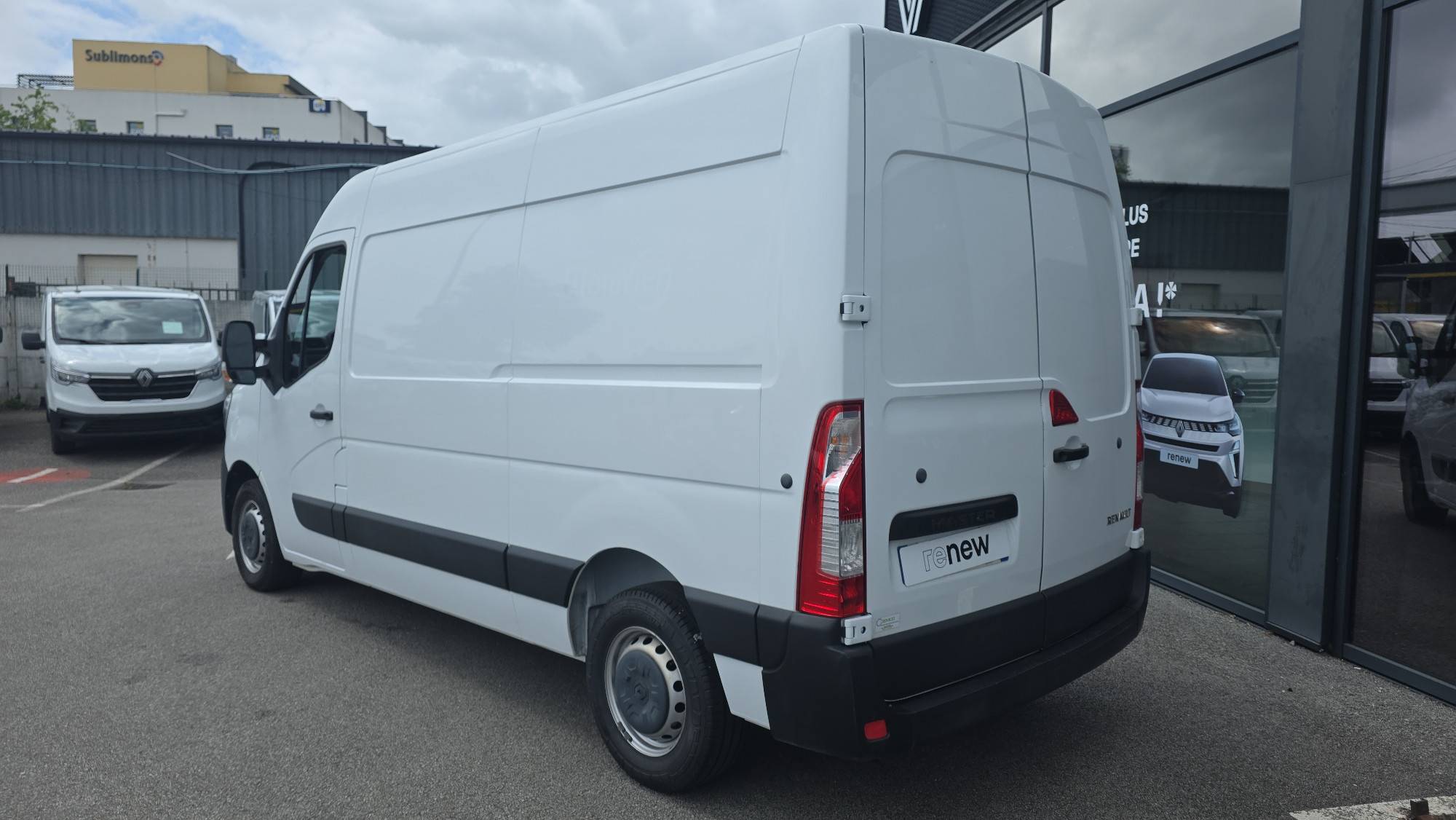 Vente en ligne Renault Master Fourgon MASTER FGN TRAC F3300 L2H2 DCI 135 au prix de 20 790 €