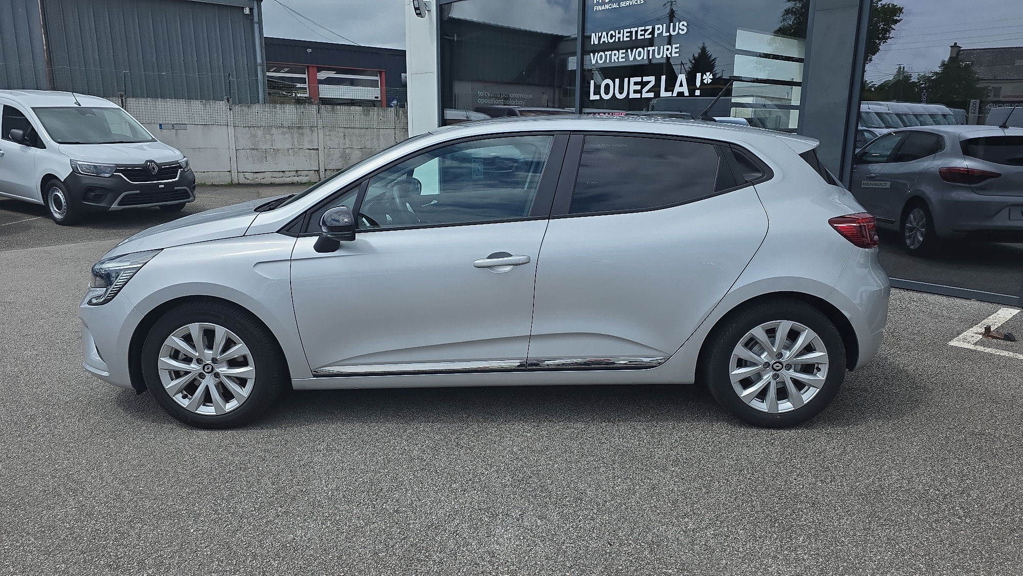 Vente en ligne Renault Clio 5 Clio E-Tech hybride 145 au prix de 14 590 €