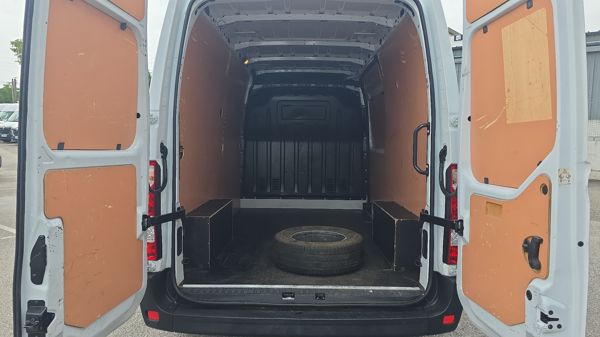 Vente en ligne Renault Master Fourgon MASTER FGN TRAC F3300 L2H2 DCI 135 au prix de 20 790 €