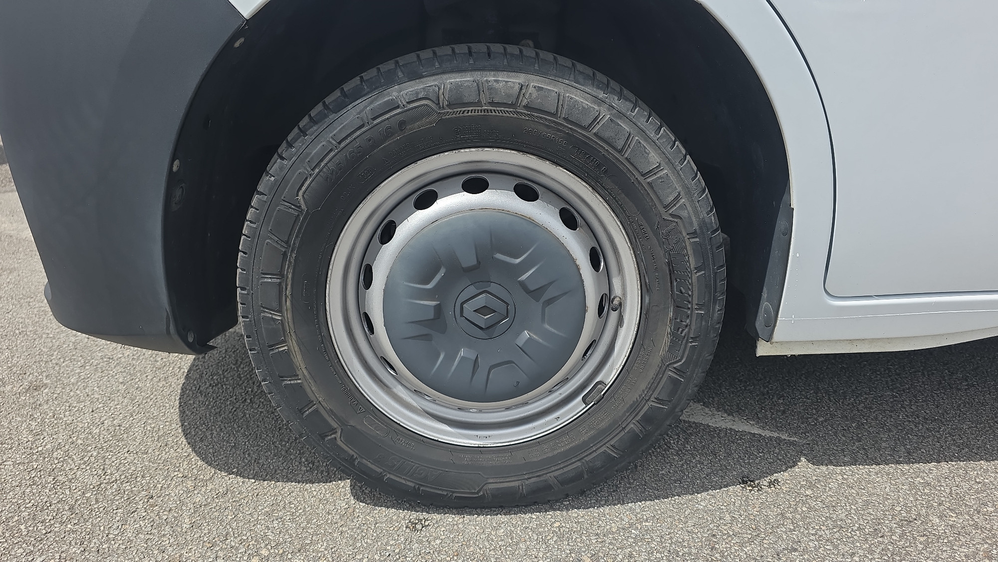 Vente en ligne Renault Master Fourgon MASTER FGN TRAC F3300 L2H2 DCI 135 au prix de 20 790 €